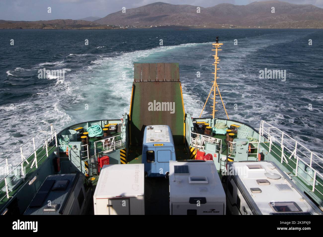 Il traghetto CalMac parte da Harris da Tarbert per l'isola di Skye, Ebridi, Scozia, Regno Unito Foto Stock