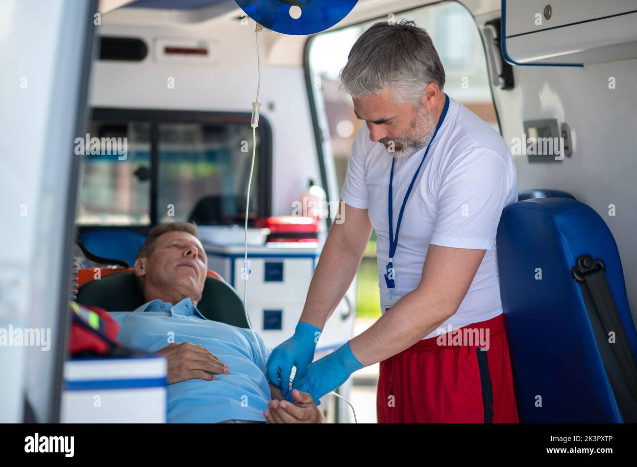 Paziente che riceve cure mediche di emergenza nel veicolo di ambulanza Foto Stock