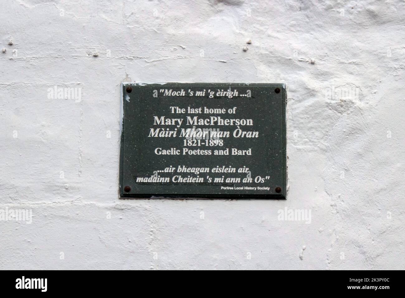 Targa commemorativa di Mary MacPherson sul Rosedale Hotel, dove ha vissuto Beaumont Crescent, Portree, Isola di Skye Regno Unito Foto Stock