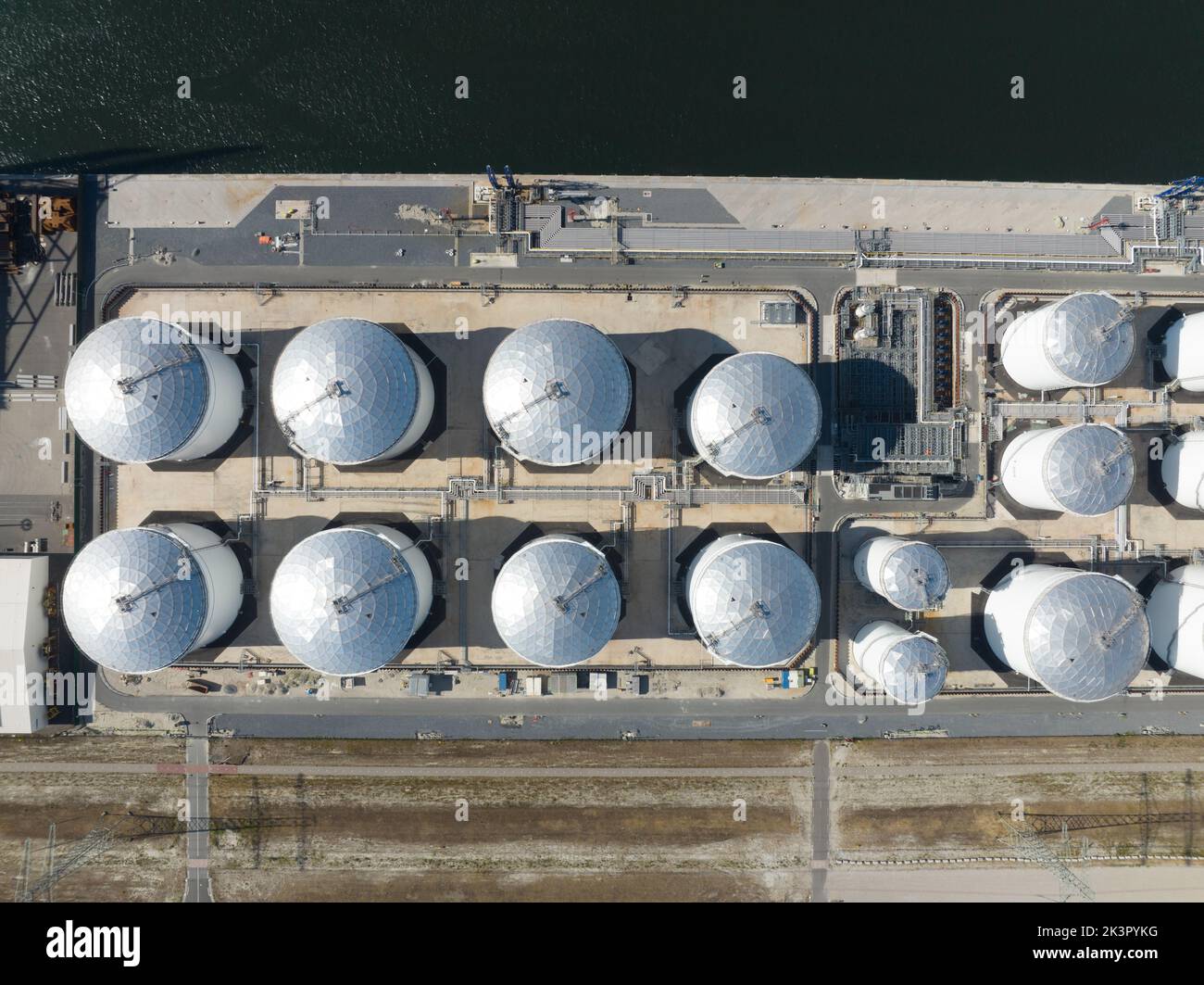 Silos di stoccaggio dell'olio di petrolio. Vista aerea drone dall'alto verso il basso del contenitore del serbatoio dell'olio industriale della raffineria. Contenitore di stoccaggio aziendale in metallo liquido chimico Foto Stock