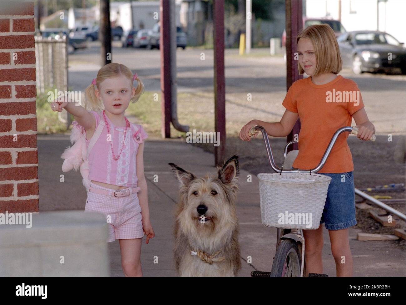 Elle Fanning & AnnaSophia Robb Film: A causa di Winn-Dixie (USA 2005) personaggi: Sweetie Pie Thomas & Opal / Literaturverfilmung (basato sul libro di Kate Dicamillo) regista: Wayne Wang 26 gennaio 2005 **AVVISO** questa foto è solo per uso editoriale ed è il copyright di 20ZH CENTURY FOX e/o il fotografo assegnato dalla Film o dalla Società di produzione e può essere riprodotto solo da pubblicazioni in concomitanza con la promozione del suddetto Film. È richiesto un credito obbligatorio per 20ZH CENTURY FOX. Il fotografo deve essere accreditato anche quando è noto. Nessun uso commerciale può essere gran Foto Stock