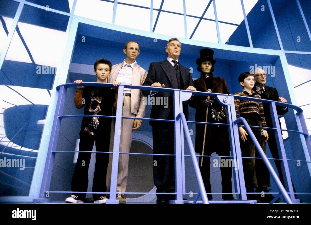 Jordan Fry, Adam Godley, James Fox, Johnny Depp, Freddie Highmore & David Kelly Film: Charlie and the Chocolate Factory (USA/UK/AUS 2005) personaggi: Mike Teavee, MR. Teavee, signor Salt, Willy Wonka, Charlie Bucket e Grandpa Joe Direttore: Tim Burton 10 luglio 2005 **AVVERTENZA** questa fotografia è solo per uso editoriale ed è copyright di WARNER BROS. E/o del fotografo assegnato dalla Film o dalla Production Company e può essere riprodotta solo da pubblicazioni in concomitanza con la promozione del film di cui sopra. È richiesto un credito obbligatorio a WARNER BROS.. Il fotografo dovrebbe anche essere accreditato Foto Stock