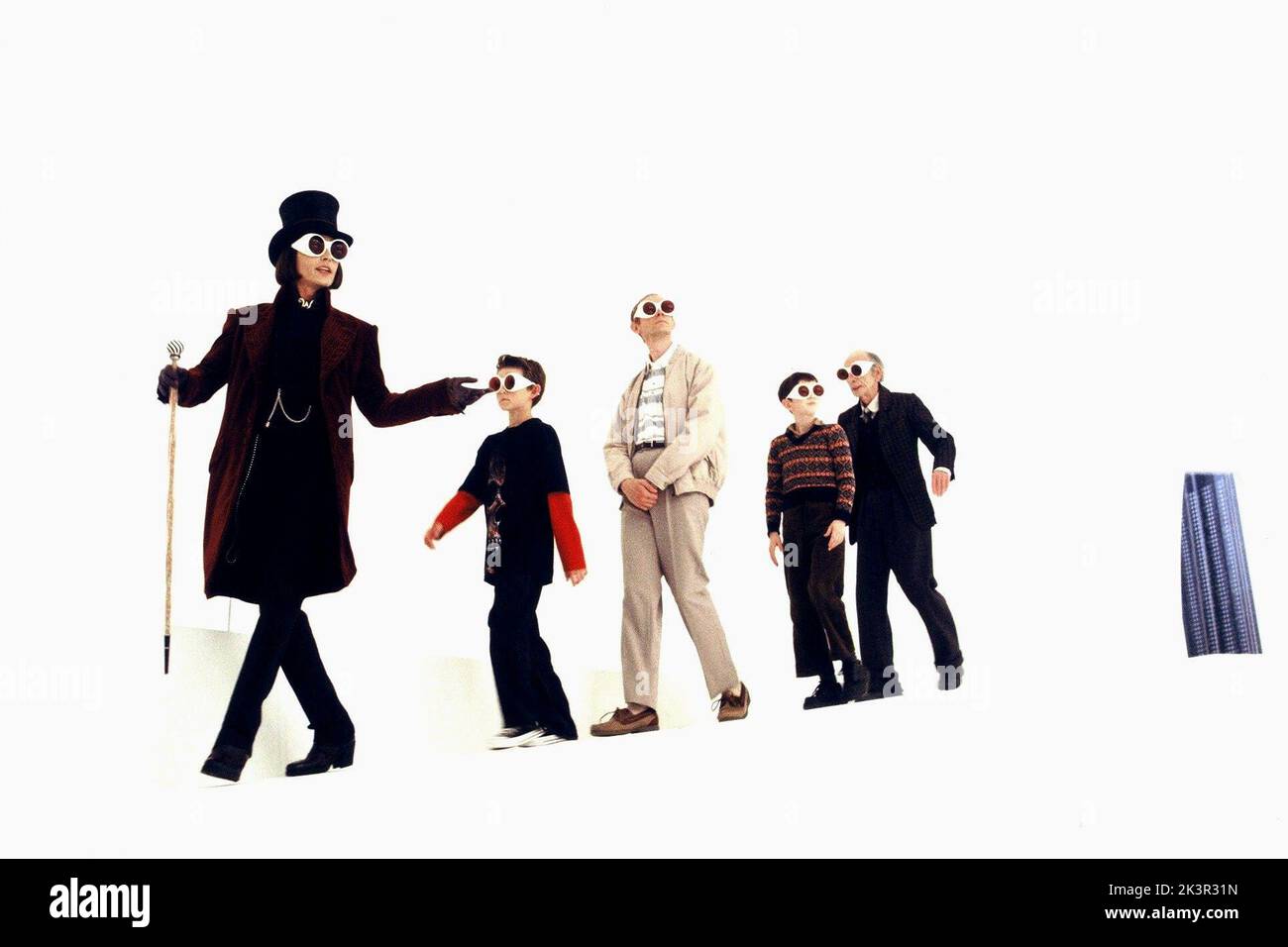 Johnny Depp, Jordan Fry, Adam Godley, Freddie Highmore & David Kelly Film: Charlie and the Chocolate Factory (USA/UK/AUS 2005) personaggi: Willy Wonka,Mike Teavee,MR. Teavee, Charlie Bucket e Grandpa Joe Direttore: Tim Burton 10 luglio 2005 **AVVERTENZA** questa fotografia è solo per uso editoriale ed è copyright di WARNER BROS. E/o del fotografo assegnato dalla Film o dalla Production Company e può essere riprodotta solo da pubblicazioni in concomitanza con la promozione del film di cui sopra. È richiesto un credito obbligatorio a WARNER BROS.. Il fotografo deve essere accreditato anche quando è noto. No Co Foto Stock