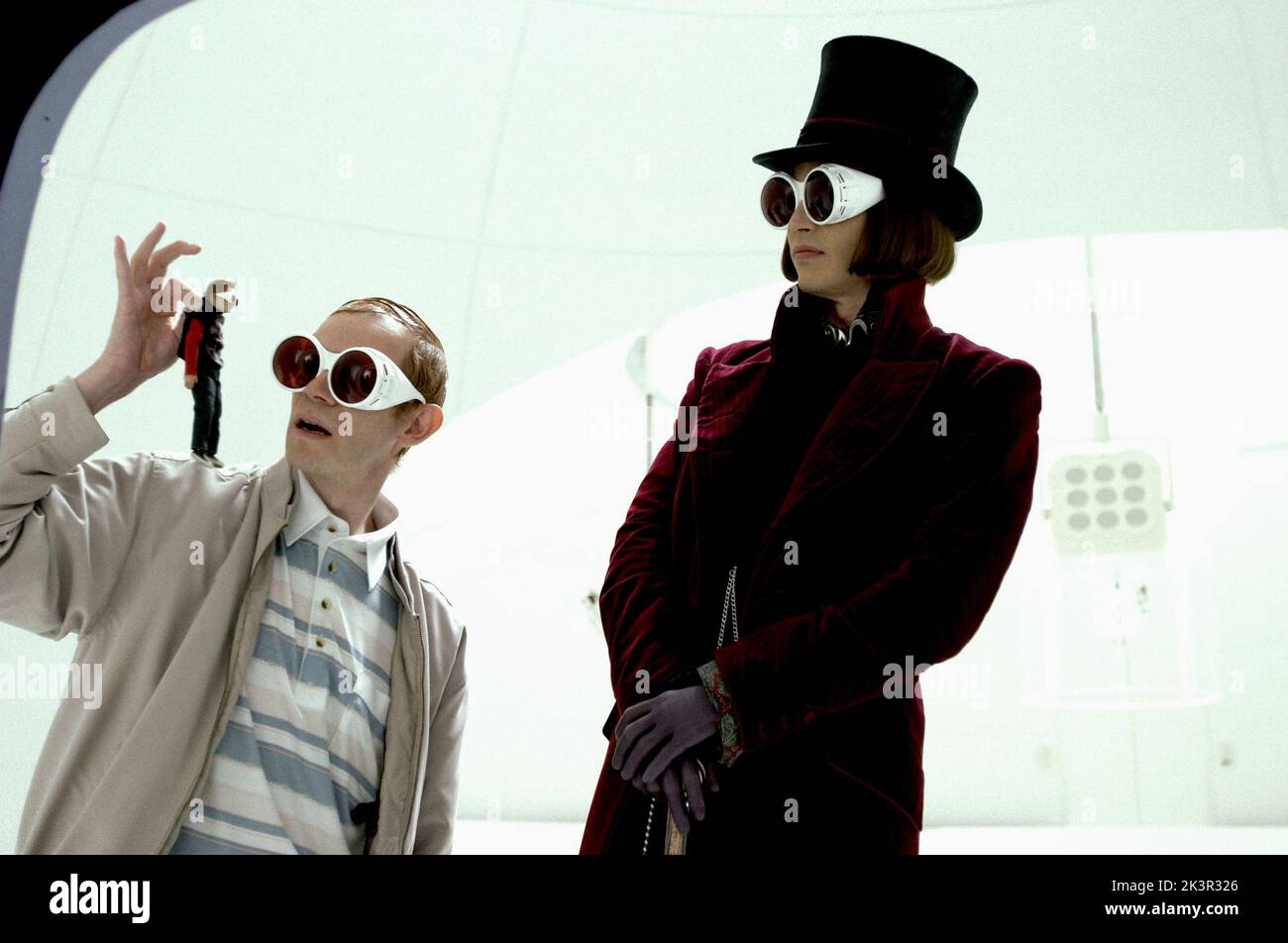 Jordan Fry, Adam Godley & Johnny Depp Film: Charlie e la fabbrica di cioccolato (USA/UK/AUS 2005) personaggi: Mike Teavee, MR. Direttore di Teavee & Willy Wonka: Tim Burton 10 luglio 2005 **AVVERTENZA** questa fotografia è solo per uso editoriale ed è copyright di WARNER BROS. E/o del fotografo assegnato dalla Film o dalla Production Company e può essere riprodotta solo da pubblicazioni in concomitanza con la promozione del film di cui sopra. È richiesto un credito obbligatorio a WARNER BROS.. Il fotografo deve essere accreditato anche quando è noto. Nessun uso commerciale può essere concesso senza l'autorizzazione scritta di Foto Stock