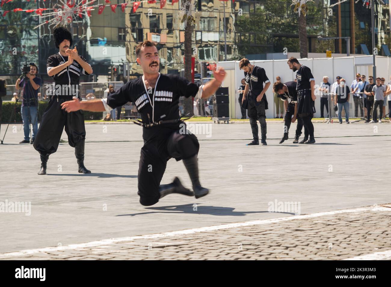 Smirne, Turchia - 9 settembre 2022: Gruppo di giovani che suonano danza in Piazza della Repubblica di Smirne e nel giorno della libertà di Smirne. Foto Stock