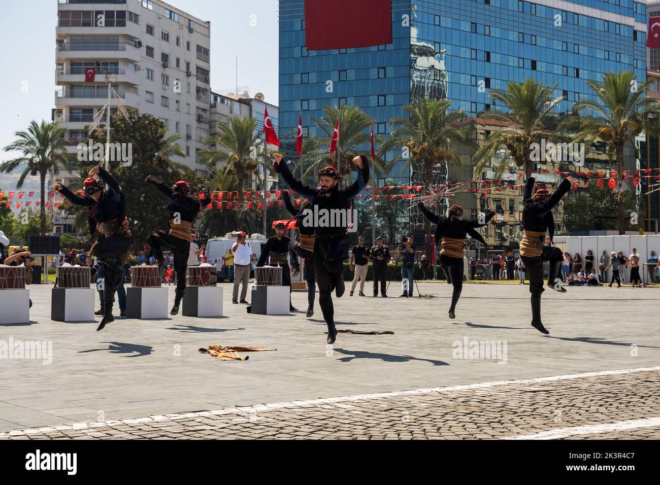 Izmir, Turchia - 9 settembre 2022: Gruppo di giovani che suonano la danza zeybek in Piazza della Repubblica di Izmir, Turchia, e il giorno della libertà di Izmi Foto Stock