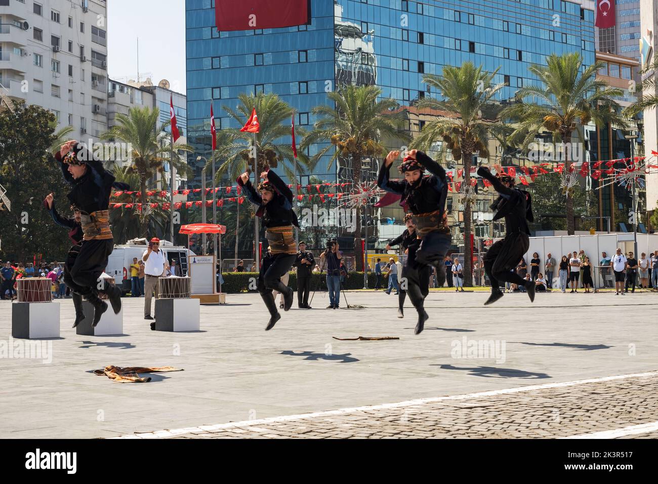 Izmir, Turchia - 9 settembre 2022: Gruppo di giovani che suonano la danza zeybek in Piazza della Repubblica di Izmir, Turchia, e il giorno della libertà di Izmi Foto Stock