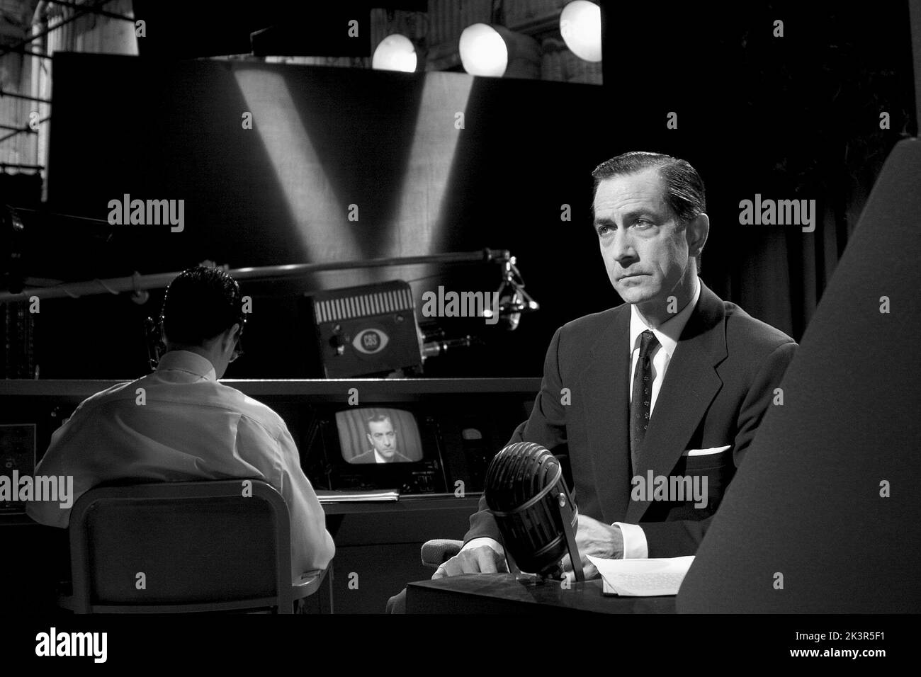 David Strathairn Film: Good Night, and Good Luck (2005) personaggi: Edward R. Murrow regista: George Clooney 01 Settembre 2005 **AVVISO** questa fotografia è solo per uso editoriale ed è il copyright di WARNER BROS e/o del fotografo assegnato dalla Film or Production Company e può essere riprodotta solo da pubblicazioni in concomitanza con la promozione del suddetto Film. È richiesto un credito obbligatorio per WARNER BROS. Il fotografo deve essere accreditato anche quando è noto. Nessun uso commerciale può essere concesso senza l'autorizzazione scritta della Film Company. Foto Stock