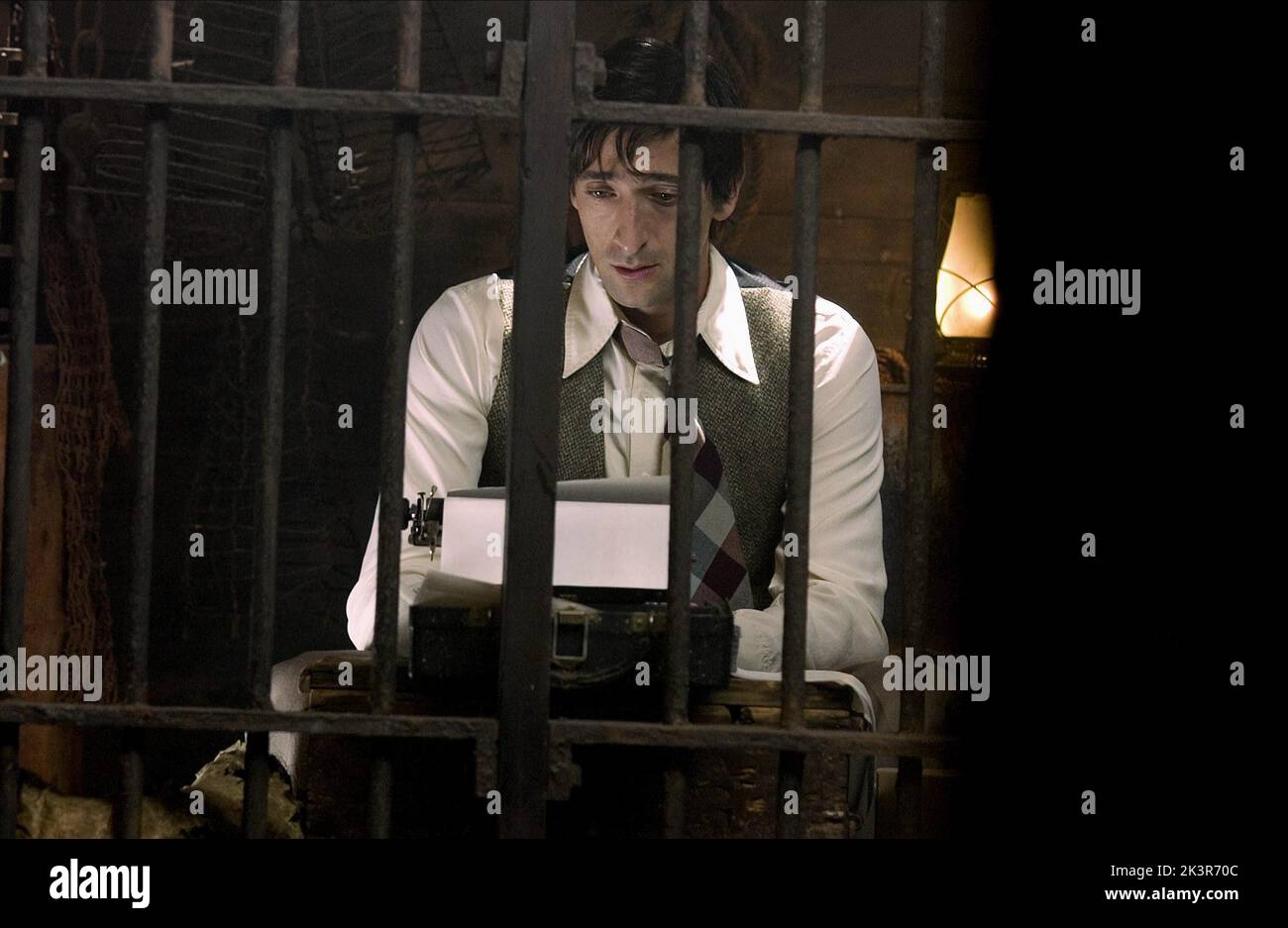 Adrien Brody Film: King Kong (USA/NZ/DE 2005) personaggi: Jack Driscoll regista: Peter Jackson 05 Dicembre 2005 **ATTENZIONE** questa foto è solo per uso editoriale ed è copyright DI UNIVERSAL e/o del fotografo assegnato dalla Film o dalla Società di produzione e può essere riprodotta solo da pubblicazioni in concomitanza con la promozione del suddetto Film. È richiesto un credito obbligatorio per UNIVERSAL. Il fotografo deve essere accreditato anche quando è noto. Nessun uso commerciale può essere concesso senza l'autorizzazione scritta della Film Company. Foto Stock