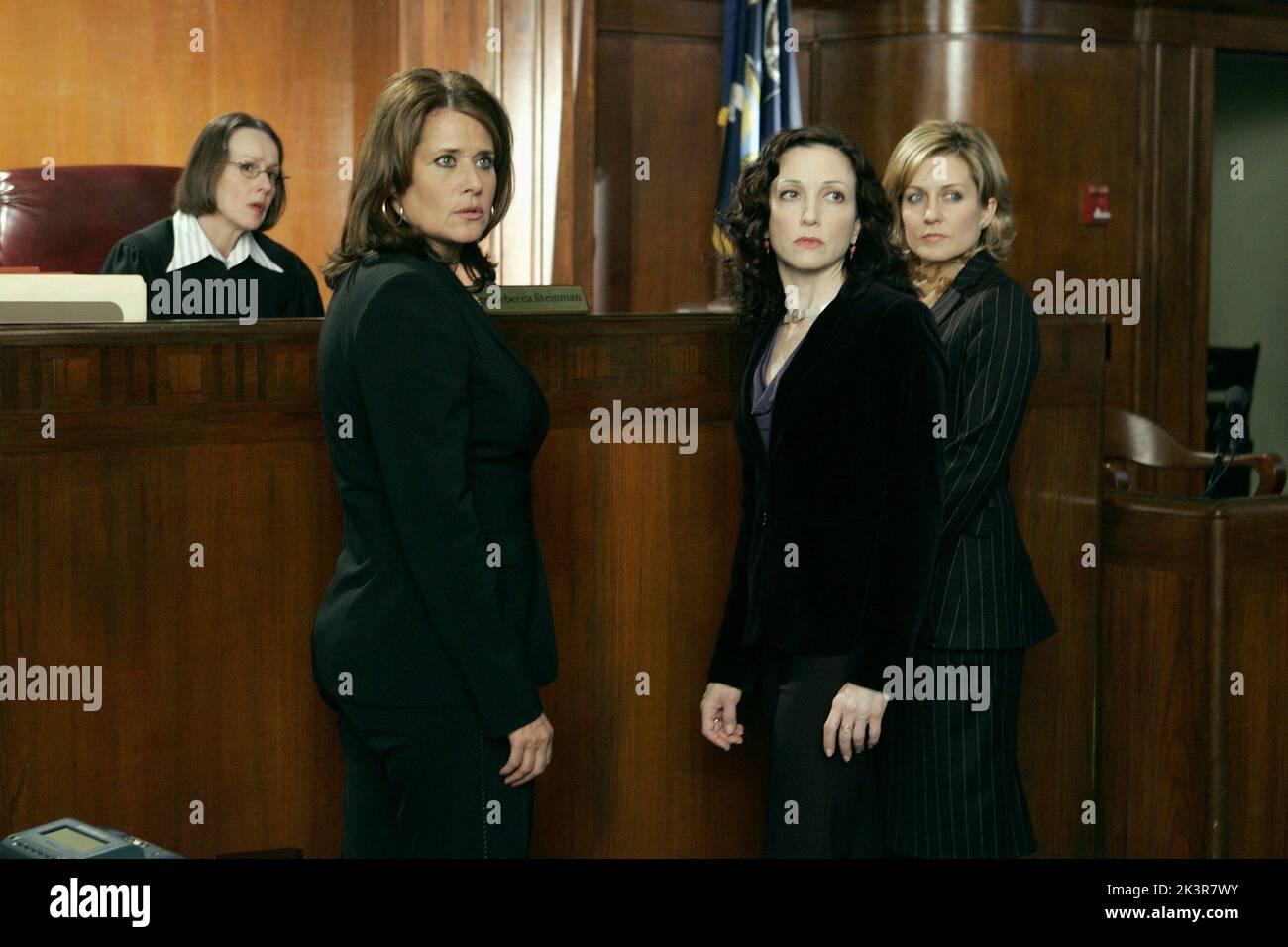 Susan Blommaert, Lorraine Bracco, Bebe Neuwirth & Amy Carlson Televisione: Legge & Ordine: Processo della Giuria (TV-Serie) personaggi: Judge Rebecca Steinman,, & USA 2005-2006, 03 marzo 2005 **AVVERTENZA** questa fotografia è solo per uso editoriale ed è copyright di NBC e/o del fotografo assegnato dalla Film o dalla Production Company e può essere riprodotta solo da pubblicazioni in concomitanza con la promozione del film di cui sopra. È richiesto un credito obbligatorio a NBC. Il fotografo deve essere accreditato anche quando è noto. Nessun uso commerciale può essere concesso senza autorizzazione scritta da parte della Film Company Foto Stock