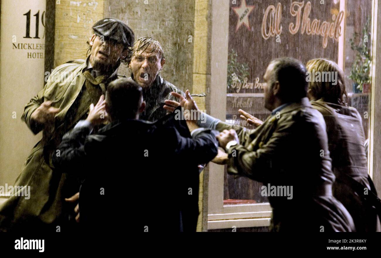 Daniel Craig Film: Monaco (2005) personaggi: Steve Director: Steven Spielberg 23 Dicembre 2005 **AVVISO** questa fotografia è solo per uso editoriale ed è copyright di DREAMWORKS SKG e/o del fotografo assegnato dalla Film o dalla Production Company e può essere riprodotta solo da pubblicazioni in concomitanza con la promozione del suddetto Film. È richiesto un credito obbligatorio per DREAMWORKS SKG. Il fotografo deve essere accreditato anche quando è noto. Nessun uso commerciale può essere concesso senza l'autorizzazione scritta della Film Company. Foto Stock