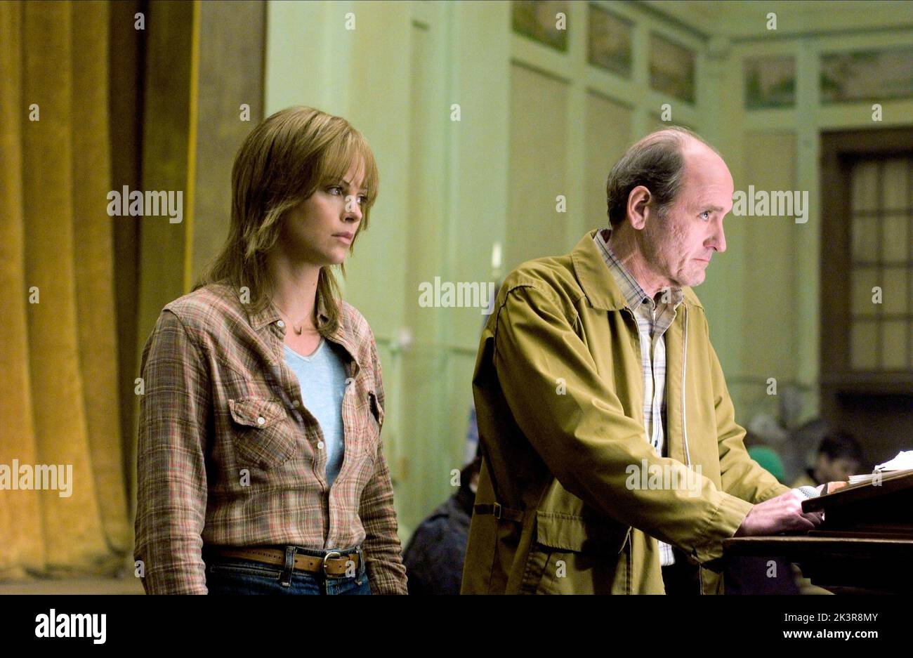 Charlize Theron & Richard Jenkins Film: North Country (USA 2005) personaggi: Josey aimes, Hank aimes / Literaturverfilmung (basato sul libro di Clara Bingham) regista: Niki Caro 12 settembre 2005 **AVVERTENZA** questa fotografia è solo per uso editoriale ed è copyright di WARNER BROS. E/o del fotografo assegnato dalla Film o dalla Production Company e può essere riprodotta solo da pubblicazioni in concomitanza con la promozione del film di cui sopra. È richiesto un credito obbligatorio a WARNER BROS.. Il fotografo deve essere accreditato anche quando è noto. Nessun uso commerciale può essere concesso senza wri Foto Stock