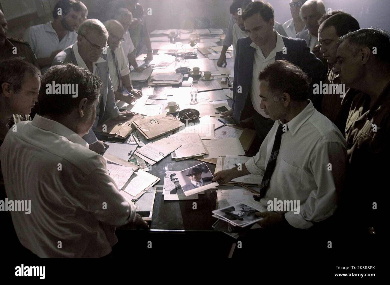 Incontro ufficiale israeliano Film: Monaco (2005) regista: Steven Spielberg 23 dicembre 2005 **AVVERTENZA** questa fotografia è solo per uso editoriale ed è copyright di DREAMWORKS SKG e/o del fotografo assegnato dalla Film o dalla Production Company e può essere riprodotta solo da pubblicazioni in concomitanza con la promozione del film di cui sopra. È richiesto un credito obbligatorio a DREAMWORKS SKG. Il fotografo deve essere accreditato anche quando è noto. Nessun uso commerciale può essere concesso senza autorizzazione scritta da parte della Film Company. Foto Stock