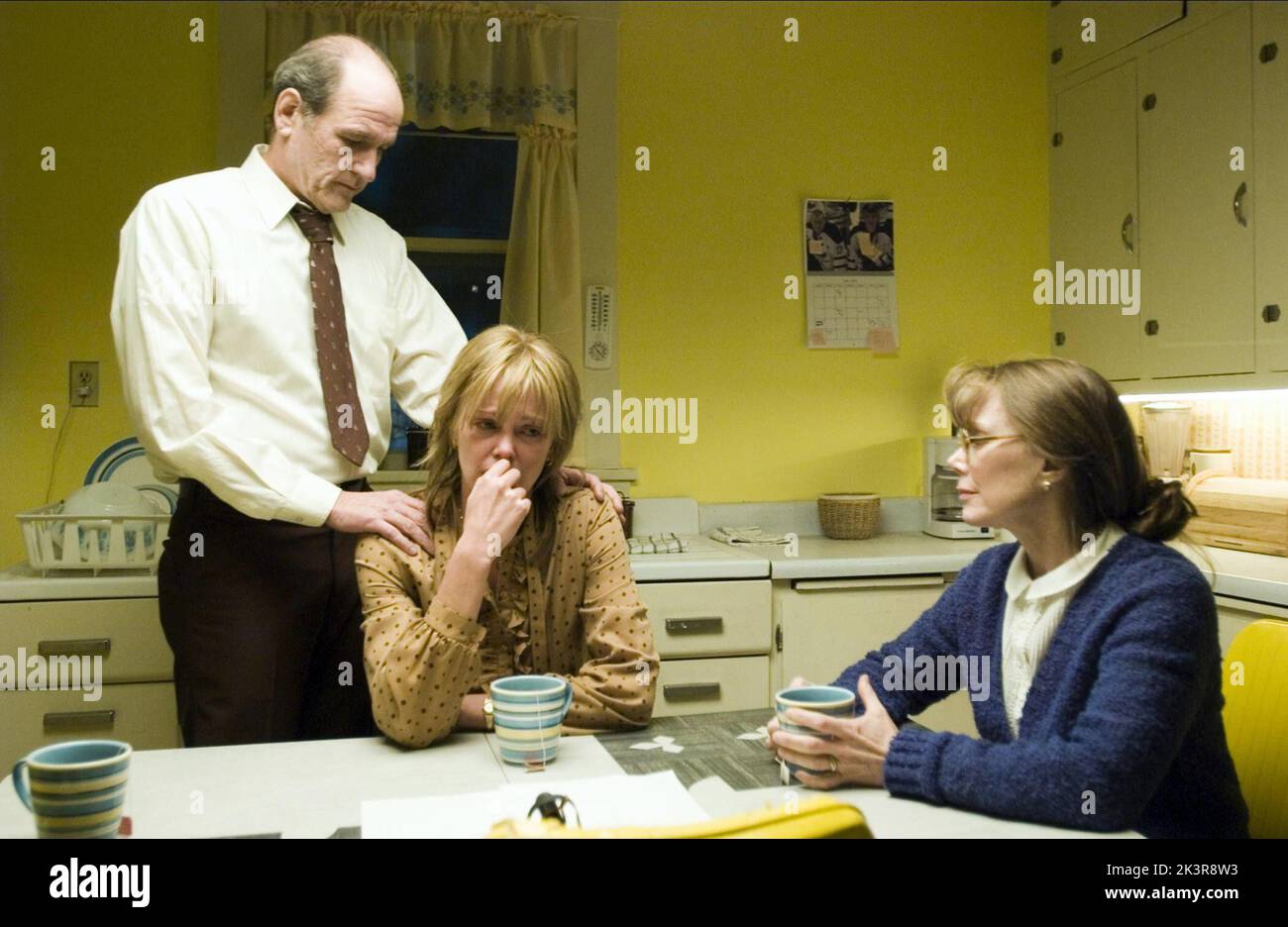 Richard Jenkins, Charlize Theron & Sissy Spacek Film: North Country (USA 2005) personaggi: Hank aimes, Josey aimes, Alice aimes / Literaturverfilmung (basato sul libro di Clara Bingham) regista: Niki Caro 12 settembre 2005 **AVVERTENZA** questa fotografia è solo per uso editoriale ed è copyright di WARNER BROS. E/o del fotografo assegnato dalla Film o dalla Production Company e può essere riprodotta solo da pubblicazioni in concomitanza con la promozione del film di cui sopra. È richiesto un credito obbligatorio a WARNER BROS.. Il fotografo deve essere accreditato anche quando è noto. Nessun uso commerciale Foto Stock
