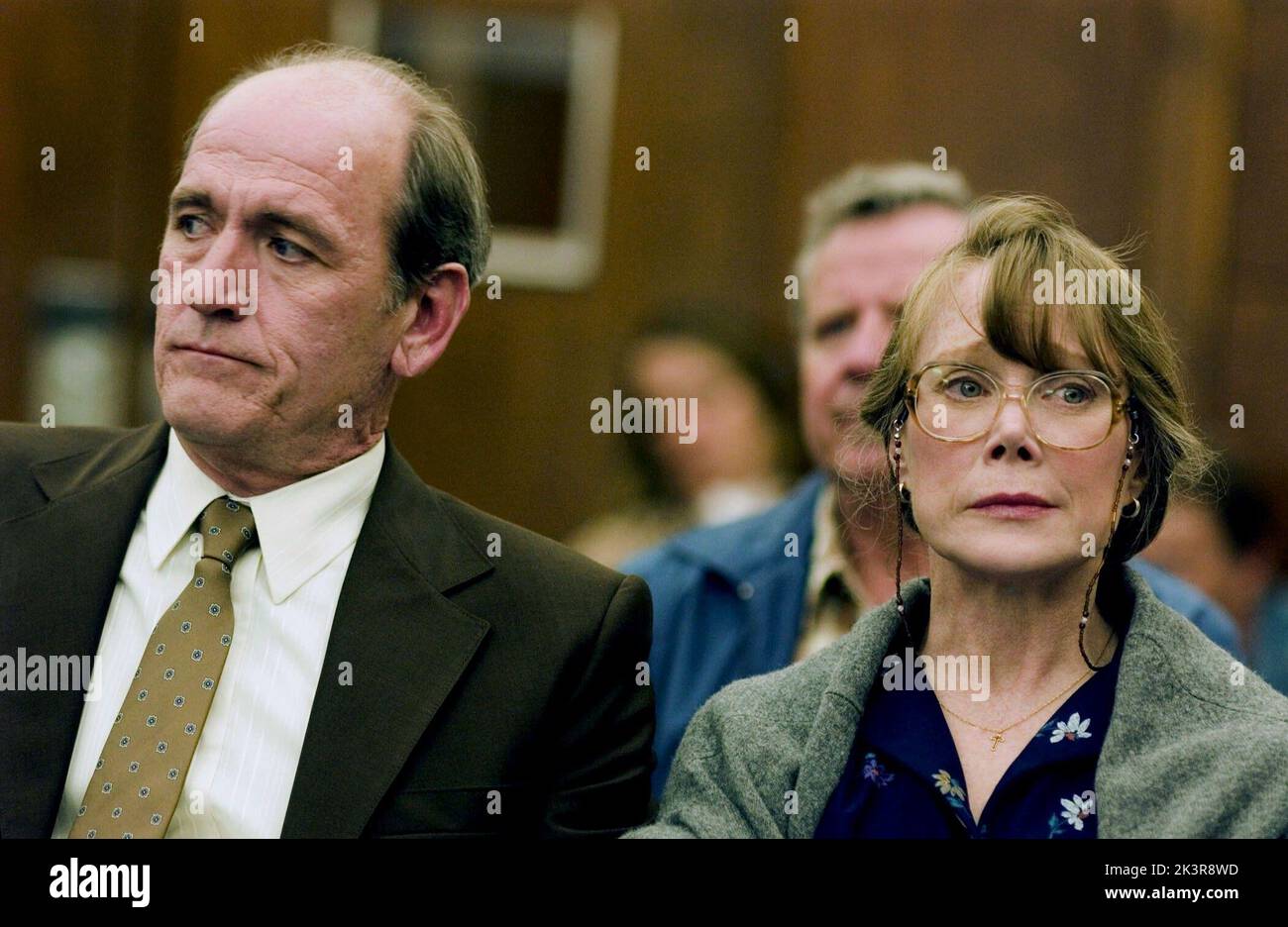 Richard Jenkins & Sissy Spacek Film: North Country (USA 2005) personaggi: Hank aimes & Alice aimes / Literaturverfilmung (basato sul libro di Clara Bingham) regista: Niki Caro 12 settembre 2005 **AVVERTENZA** questa fotografia è solo per uso editoriale ed è copyright di WARNER BROS. E/o del fotografo assegnato dalla Film o dalla Production Company e può essere riprodotta solo da pubblicazioni in concomitanza con la promozione del film di cui sopra. È richiesto un credito obbligatorio a WARNER BROS.. Il fotografo deve essere accreditato anche quando è noto. Nessun uso commerciale può essere concesso senza scrittura Foto Stock