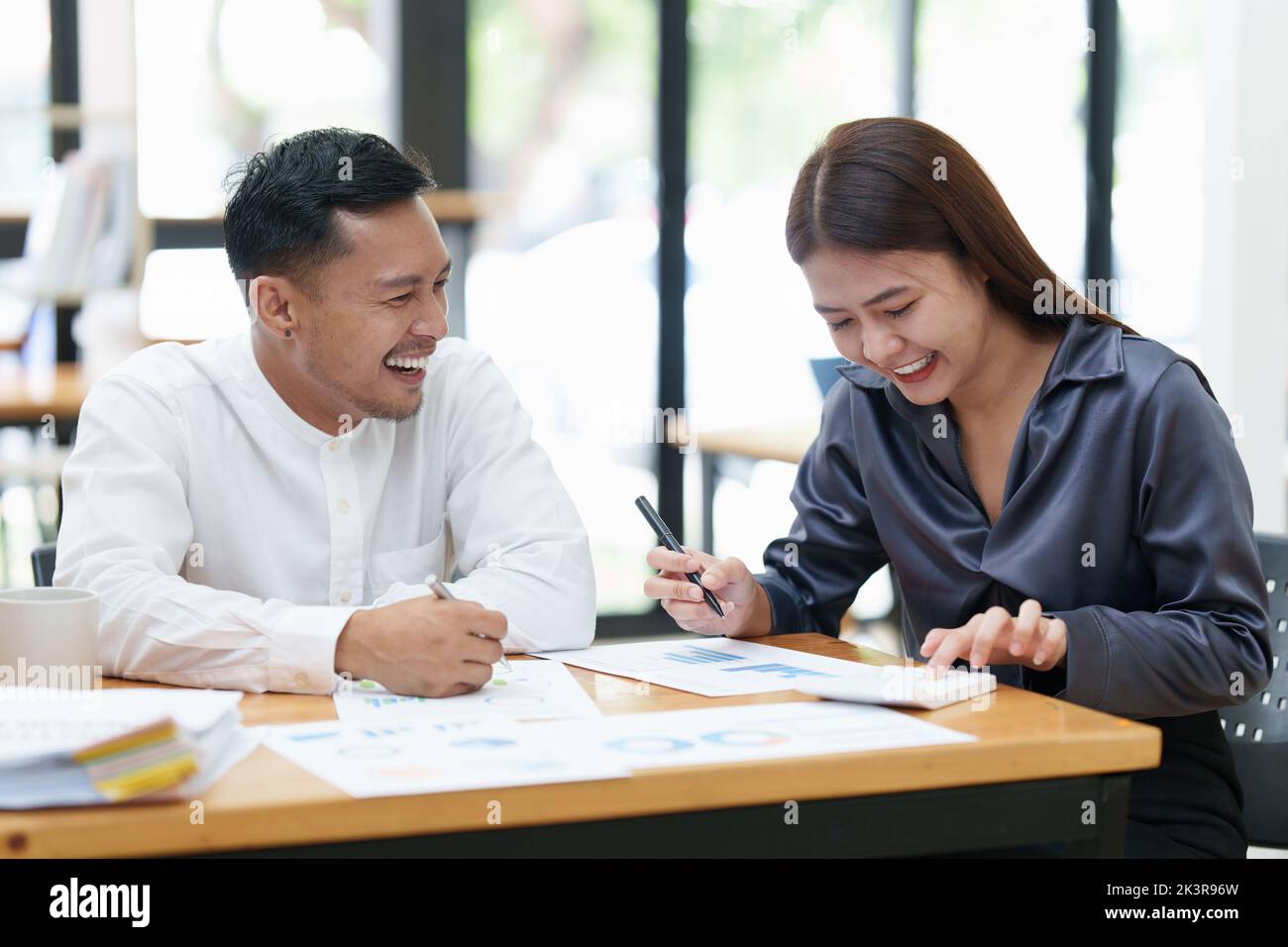 Due gestori asiatici di fondi brainstorming nuovo progetto di business finanza concetto di investimento Foto Stock