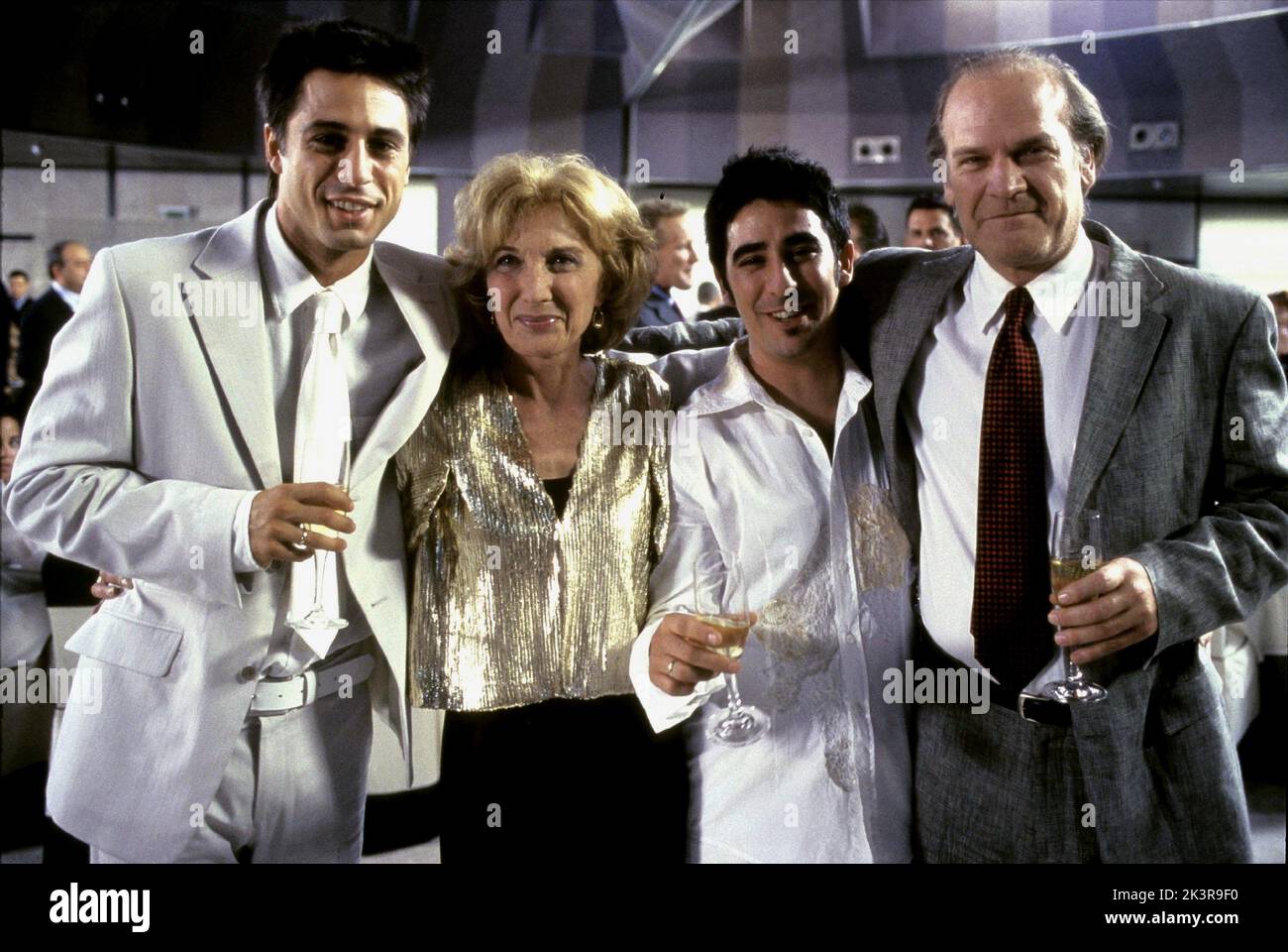 Hugo Silva, Marisa Paredes, Raul Jimenez & Lluis Homar Film: Reinas; Queens (2005) personaggi: Jonas,Reyes, & regista: Manuel Gomez Pereira 08 aprile 2005 **AVVERTENZA** questa fotografia è solo per uso editoriale ed è copyright di REGENT RELEASING e/o del fotografo assegnato dalla Film o dalla Production Company e può essere riprodotta solo da pubblicazioni in concomitanza con la promozione del film di cui sopra. È richiesto un credito obbligatorio per IL RILASCIO DEL RIMBORSO. Il fotografo deve essere accreditato anche quando è noto. Nessun uso commerciale può essere concesso senza autorizzazione scritta da parte del Film Compan Foto Stock