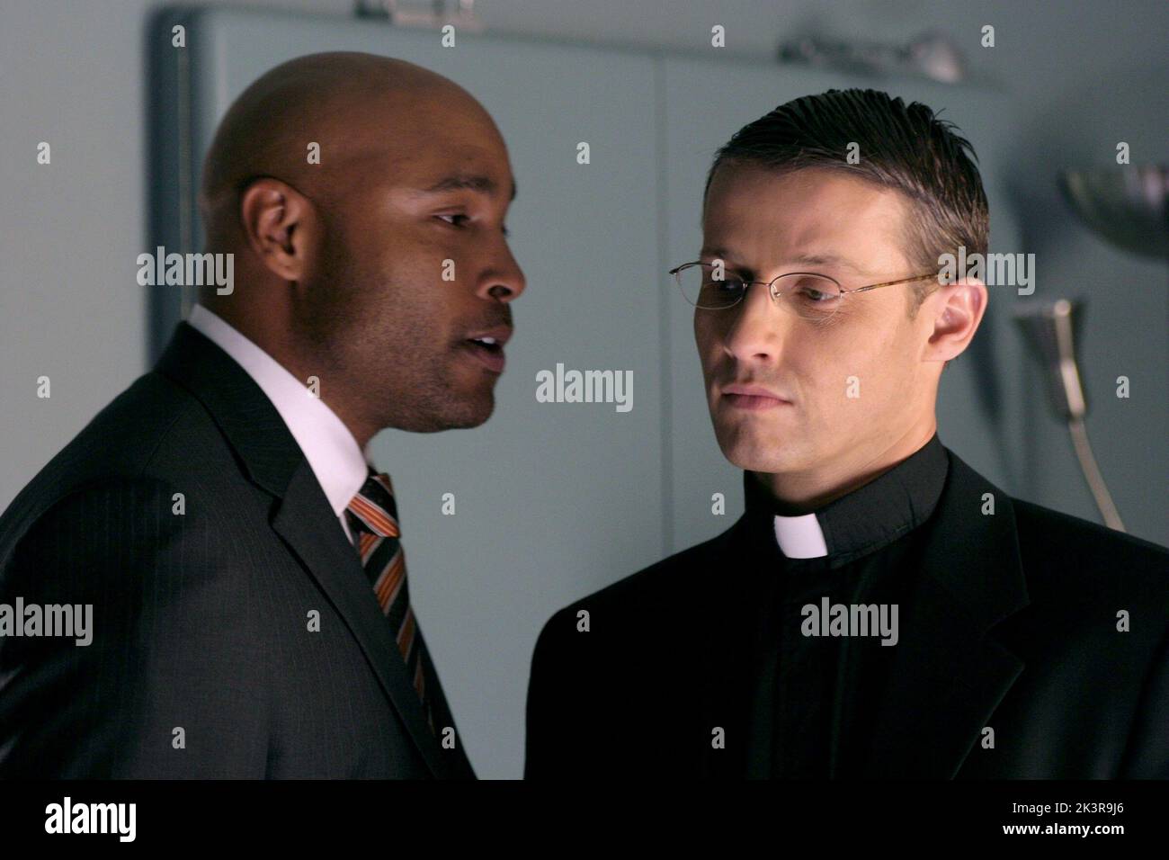 Patrick & Will Estes Televisione: Riunione (2005) personaggi: Il detective Kenneth Marjorino (13 episodi, 2005-2006) & Will Malloy regista: Peter Tolan 08 settembre 2005 **AVVERTENZA** questa fotografia è solo per uso editoriale ed è copyright della RETE FOX e/o del fotografo assegnato dalla Film o dalla Production Company e può essere riprodotta solo da pubblicazioni in concomitanza con la promozione del film di cui sopra. È richiesto un credito obbligatorio alla RETE FOX. Il fotografo deve essere accreditato anche quando è noto. Nessun uso commerciale può essere concesso senza l'autorizzazione scritta dalla Th Foto Stock