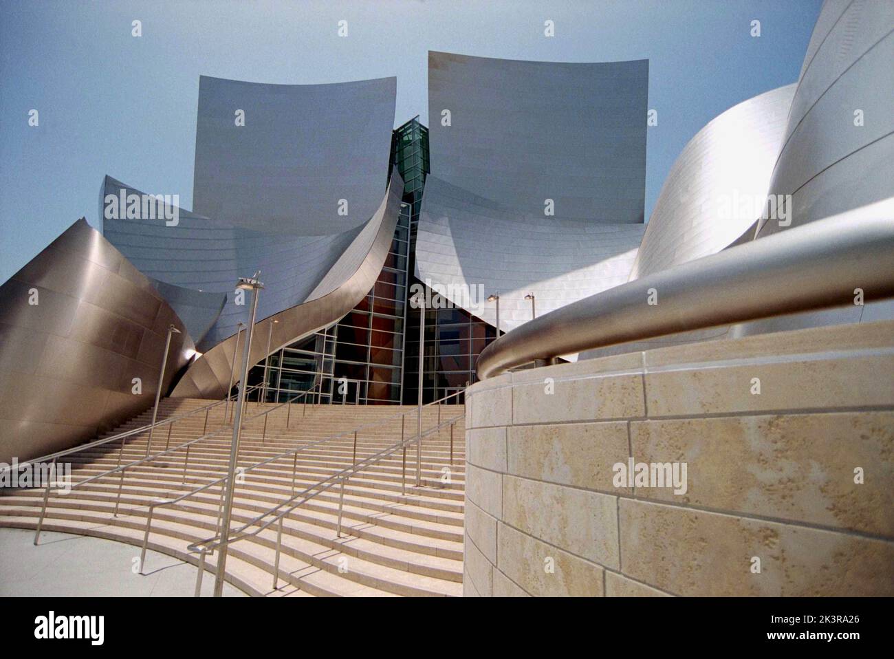 The Walt Disney Concert Hall in Los Angeles Film: Schizzi di Frank Gehry (2005) regista: Sydney Pollack 10 settembre 2005 **AVVERTENZA** questa fotografia è solo per uso editoriale ed è copyright delle IMMAGINI SONY e/o del fotografo assegnato dalla Film o Production Company e può essere riprodotta solo da pubblicazioni in concomitanza con la promozione del film di cui sopra. È richiesto un credito obbligatorio per LE FOTO SONY. Il fotografo deve essere accreditato anche quando è noto. Nessun uso commerciale può essere concesso senza autorizzazione scritta da parte della Film Company. Foto Stock
