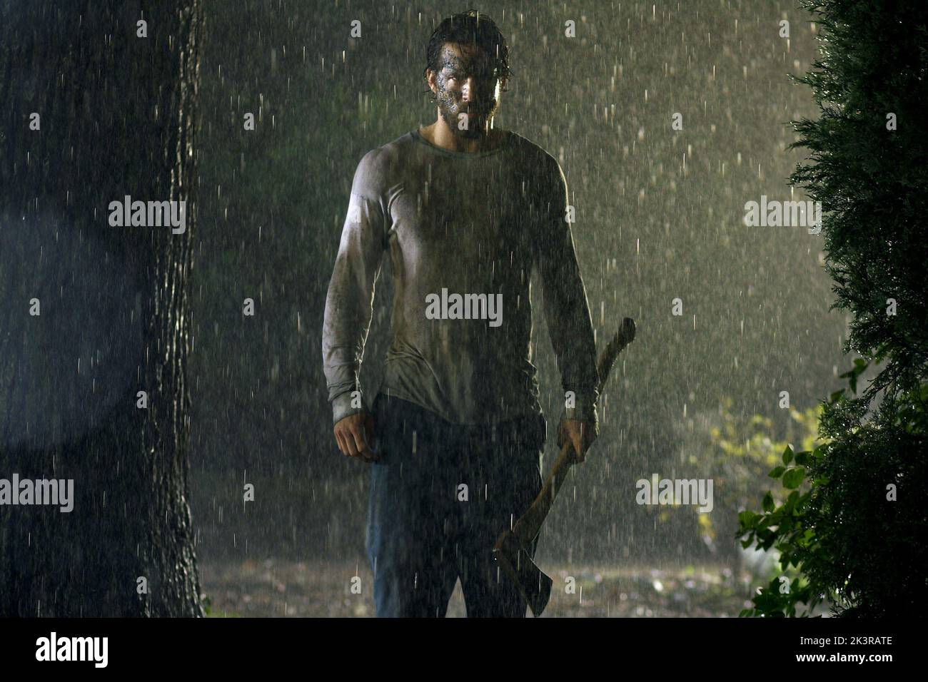 Ryan Reynolds Film: The Amityville Horror (2005) personaggi: George Lutz regista: Andrew Douglas 15 Aprile 2005 **ATTENZIONE** questa foto è solo per uso editoriale ed è copyright di MGM e/o del fotografo assegnato dalla Film o dalla Production Company e può essere riprodotta solo da pubblicazioni in concomitanza con la promozione del suddetto Film. È richiesto un credito obbligatorio per MGM. Il fotografo deve essere accreditato anche quando è noto. Nessun uso commerciale può essere concesso senza l'autorizzazione scritta della Film Company. Foto Stock