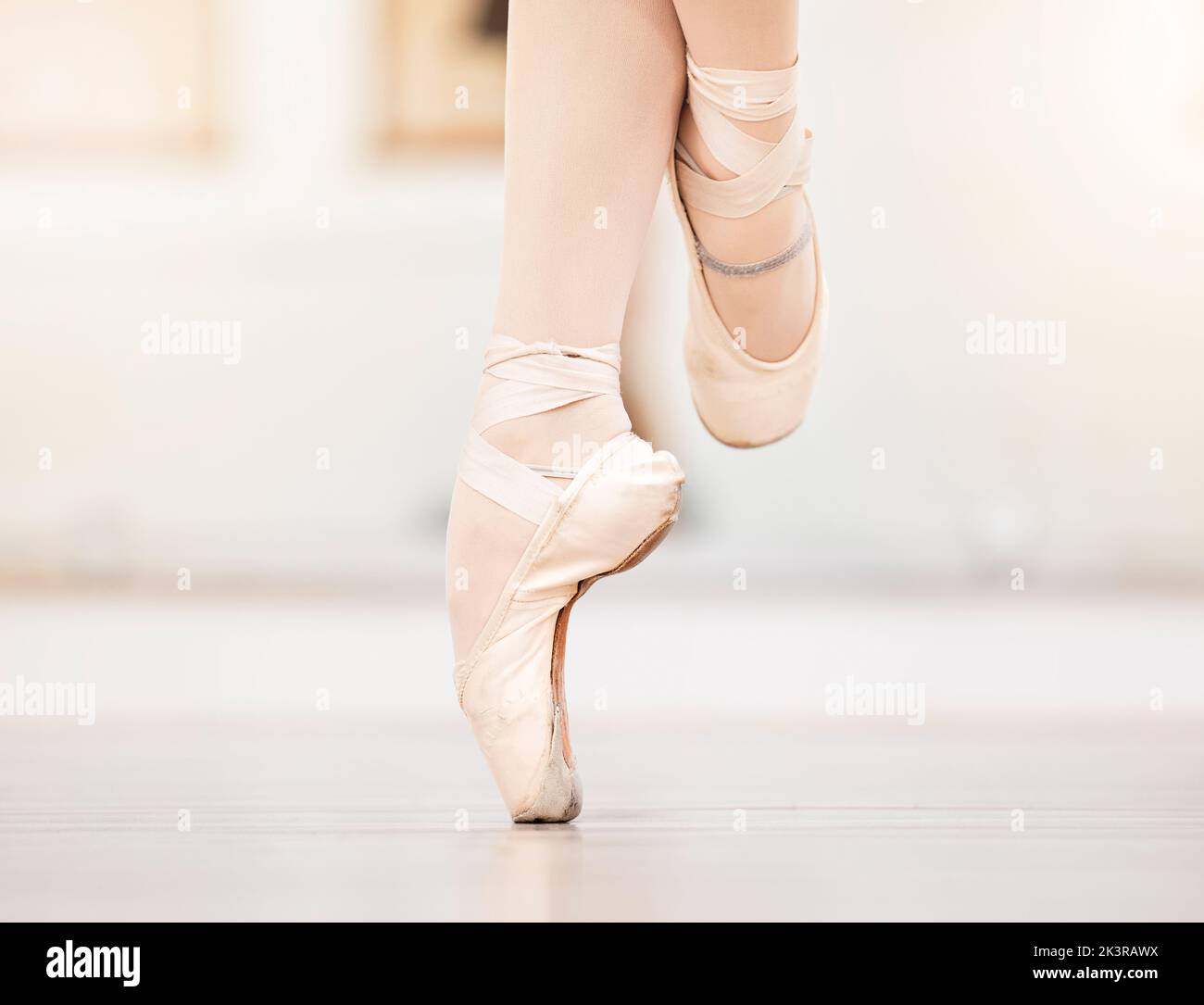 Balletto fitness e scarpe da ballo donna in uno studio di formazione professionale arti dello spettacolo. Ballerina slipper performer e atleta ragazza equilibrio piedi Foto Stock