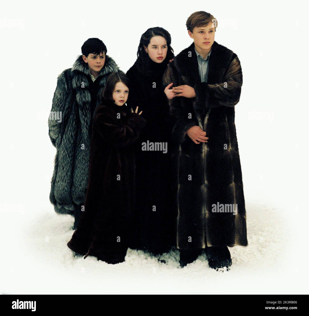 Skandar Keynes, Georgie Henley, Anna Popplewell & William Moseley Film: The Chronicles of Narnia: The Lion, The Witch and the Wardrobe (USA/UK 2005) personaggi: Edmund Pevensie, Lucy Pevensie, Susan Pevensie & Peter Pevensie regista: Andrew Adamson 07 Dicembre 2005 **ATTENZIONE** questa foto è solo per uso editoriale ed è il copyright delle IMMAGINI DI WALT DISNEY e/o del fotografo assegnato dalla Film o dalla Società di produzione e può essere riprodotto solo da pubblicazioni in concomitanza con la promozione del suddetto Film. È richiesto un credito obbligatorio per LE IMMAGINI DI WALT DISNEY. La fotografia Foto Stock