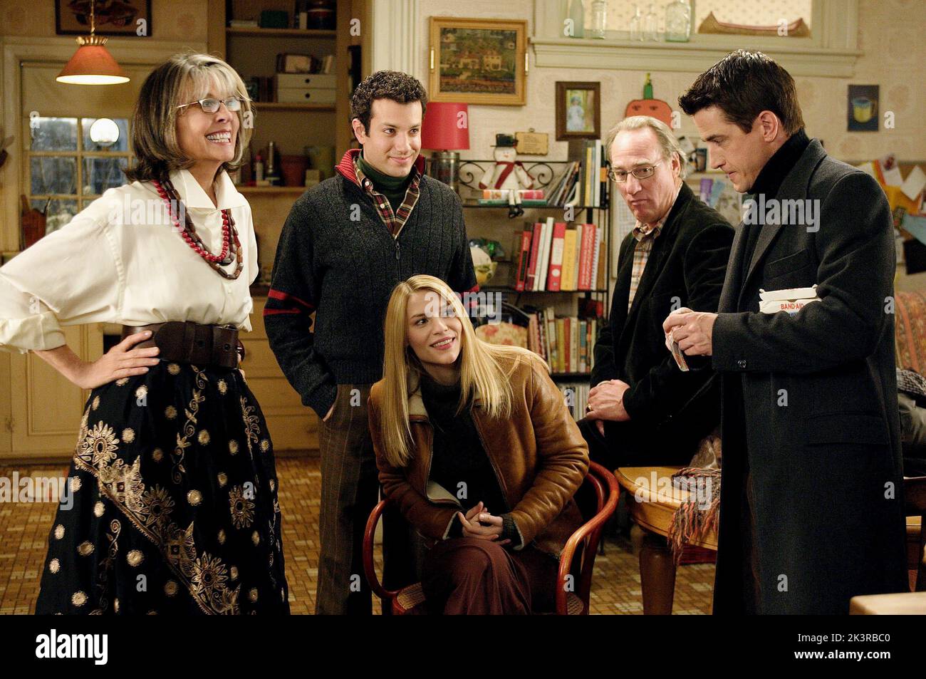 Diane Keaton, Claire Danes, Ty Giordano, Craig T. Nelson & Dermot Mulroney Film: The Family Stone (USA 2005) personaggi: Sybil Stone, Julie Morton, Kelly Stone & Everett Stone regista: Thomas Bezucha 26 novembre 2005 **AVVERTIMENTO** questa fotografia è solo per uso editoriale ed è copyright di 20th CENTURY FOX e/o del fotografo assegnato dalla Film o dalla Production Company e può essere riprodotta solo da pubblicazioni in concomitanza con la promozione del film di cui sopra. È richiesto un credito obbligatorio a 20th CENTURY FOX. Il fotografo deve essere accreditato anche quando è noto. Nessun uso commerciale Foto Stock