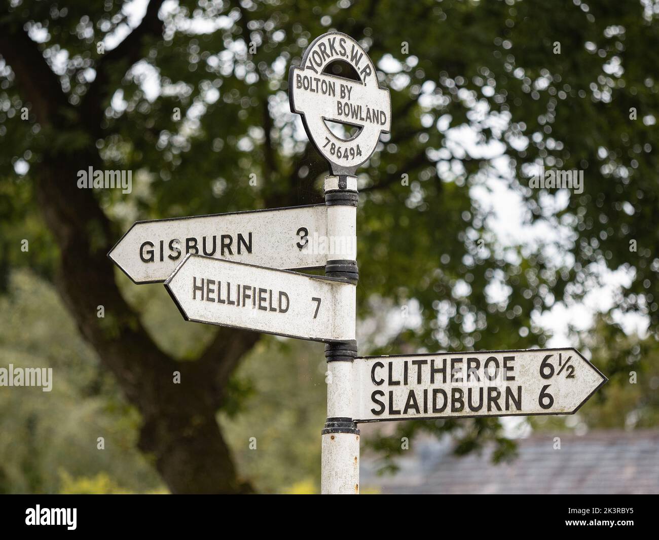 Indicazioni per la città vecchia in un villaggio Yorkshire in bianco e nero a 3 vie strada Foto Stock