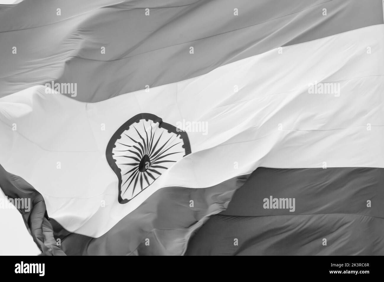 Bandiera dell'India che vola a Connaught Place con orgoglio nel cielo blu, bandiera dell'India che sbatte, bandiera indiana il giorno dell'indipendenza e il giorno della Repubblica dell'India, che sventola Foto Stock