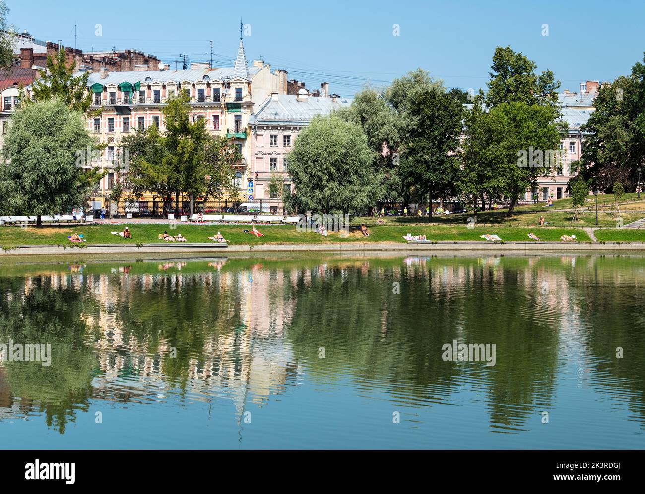 Gli abitanti del luogo prendono il sole nel Giardino Yusupovv (Yusupovskiy Sad), San Pietroburgo, Russia Foto Stock