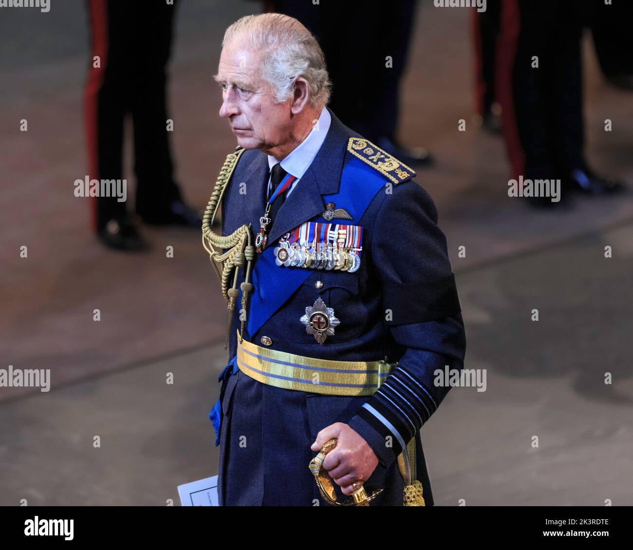 Re Carlo III in uniforme, al servizio della bara della Regina Elisabetta II arriva nella Westminster Hall, nel Palazzo di Westminster, Londra, Regno Unito Foto Stock