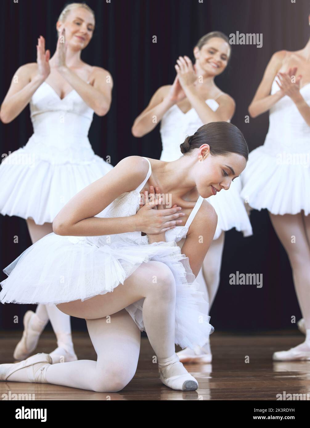 Balletto, danza e arte con una ballerina donna o ballerina sul palco di un teatro durante uno spettacolo, recital o prove. Creativo, artista e. Foto Stock