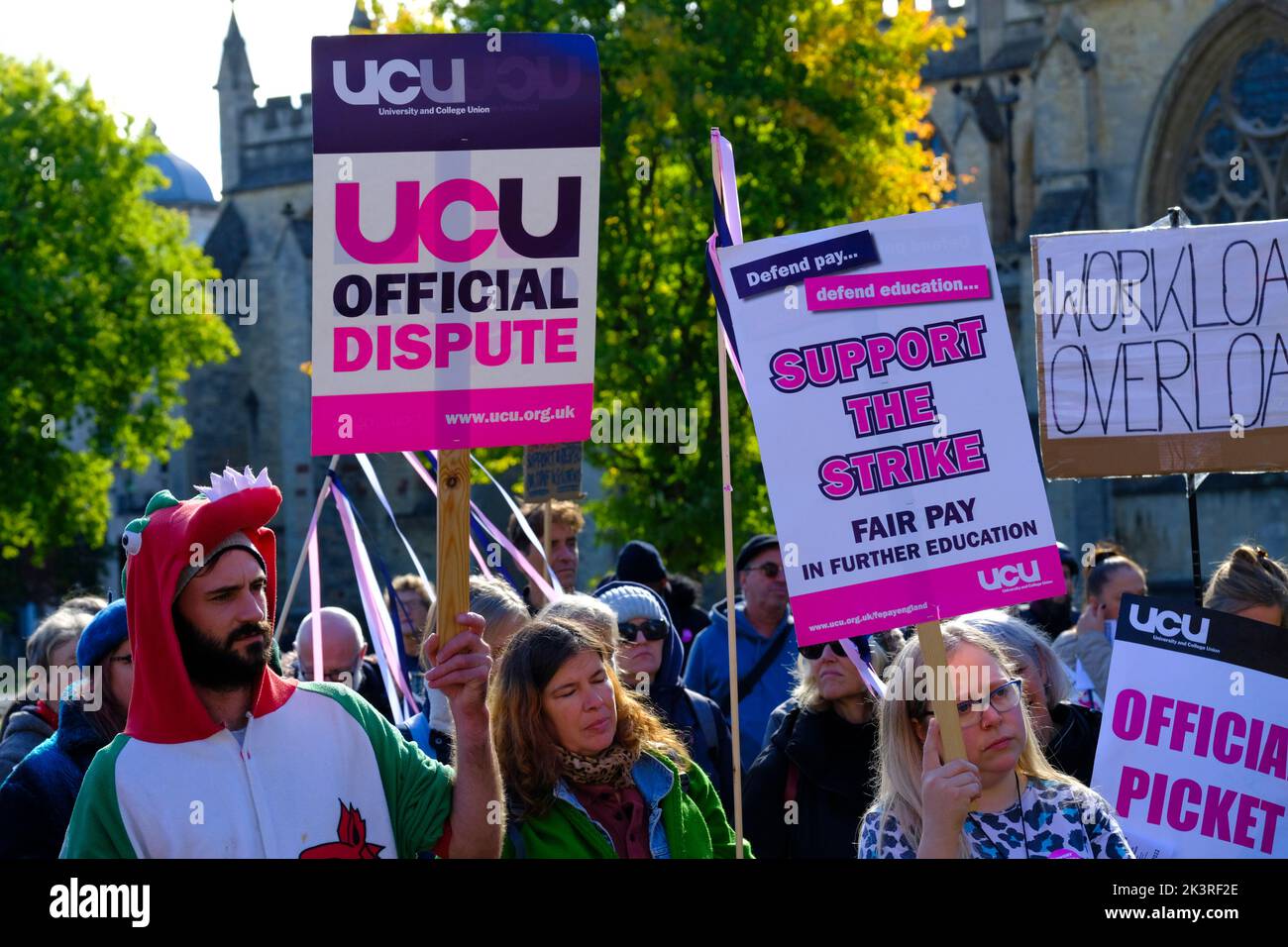 Bristol, Regno Unito. 28th Set, 2022. Con il sostegno dell'UCU Union, i conferenzieri dell'istruzione ulteriore a Bristol intraprendono un'azione di sciopero nella loro lotta per le pensioni, la parità di retribuzione, i carichi di lavoro ragionevoli e la fine dei contratti precari. I conferenzieri di tutte le università di Bristol di formazione ulteriore tengono un Rally sul verde dell'università nel centro di Bristol. Credit: JMF News/Alamy Live News Foto Stock