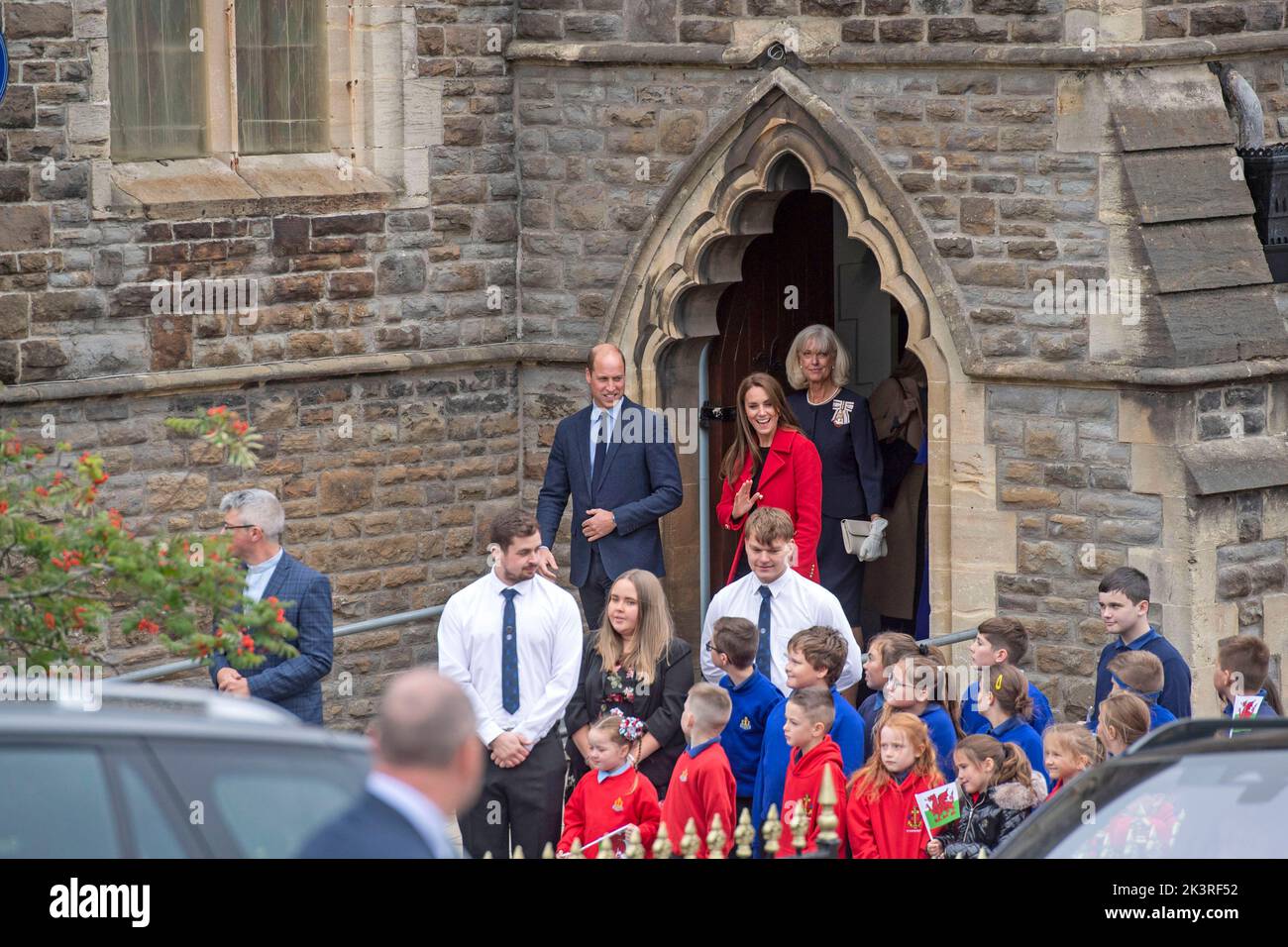 Il Principe Guglielmo e Caterina Principessa del Galles durante la loro visita a Swansea questo pomeriggio. La coppia reale visitò la chiesa di San Tommaso a Swansea, che sostiene le persone nella zona locale e attraverso Swansea. Foto Stock