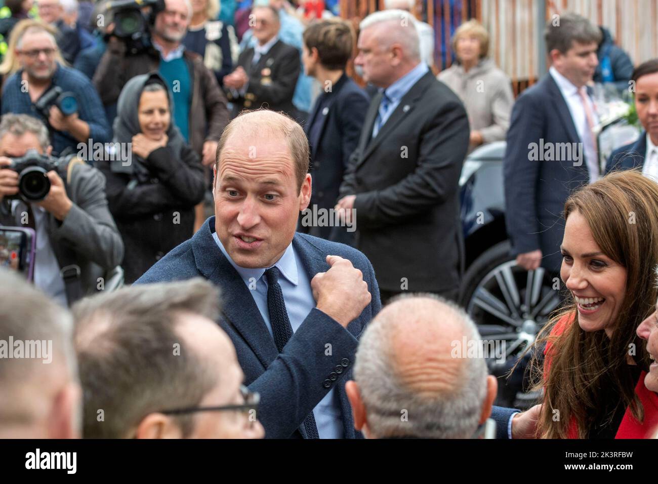 Il Principe Guglielmo e Caterina Principessa del Galles durante la loro visita a Swansea questo pomeriggio. La coppia reale visitò la chiesa di San Tommaso a Swansea, che sostiene le persone nella zona locale e attraverso Swansea. Foto Stock