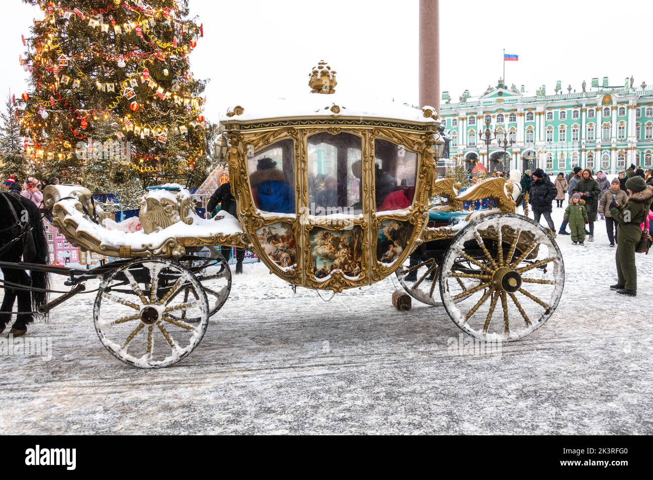 Carrozza a cavallo ornata con i turisti in Piazza del Palazzo (Dvortsovaya Ploshchad) durante le celebrazioni di Capodanno, con il Palazzo d'Inverno (Zimnij dvorets) Foto Stock