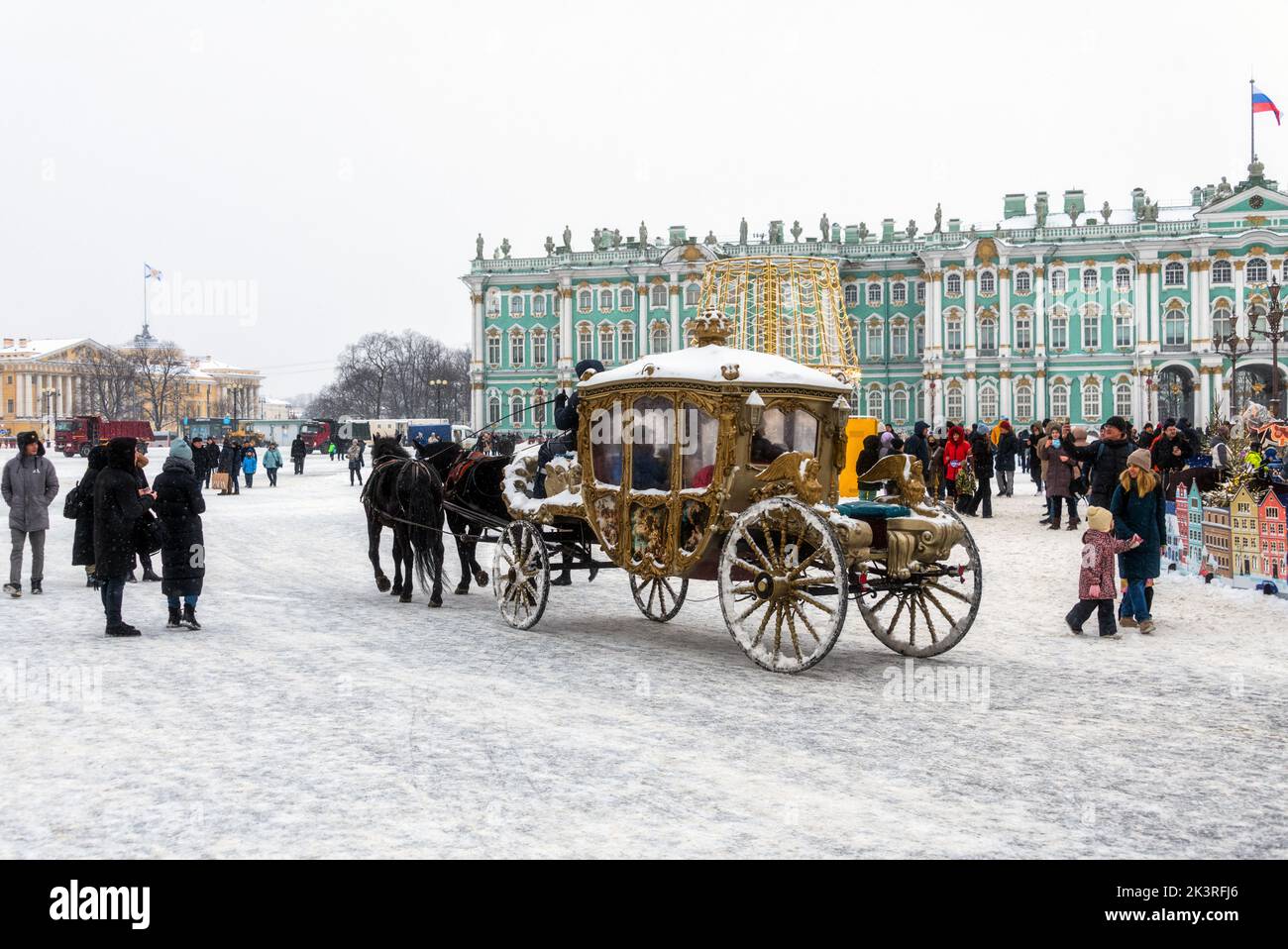Celebrazioni di Capodanno in Piazza del Palazzo (Dvortsovaya Ploshchad), con il Palazzo d'Inverno (Zimnij dvorets) sullo sfondo, San Pietroburgo, Russi Foto Stock