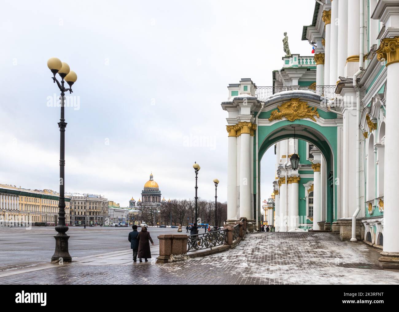 Vista verso la Cattedrale di San Isacco (Isaakievskiy Sobor) dalla Piazza del Palazzo (Dvortsovaya Ploshchad), San Pietroburgo, Russia Foto Stock