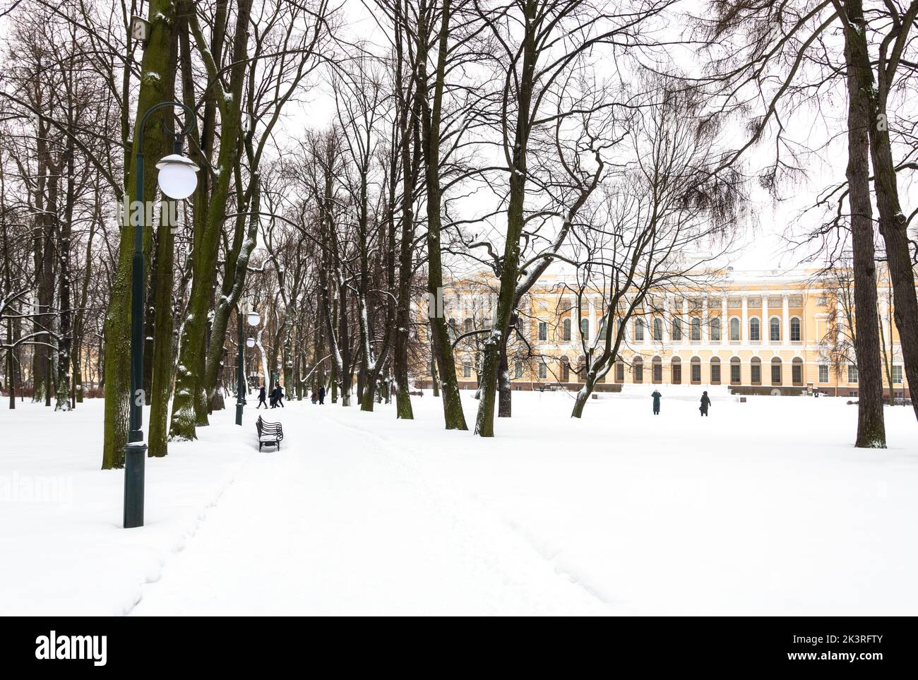 Vista invernale attraverso il Giardino Mikhailovsky (Mikhailovsky Sad) verso la facciata settentrionale del Palazzo Mikhailovsky (parte del Museo Russo), sai Foto Stock