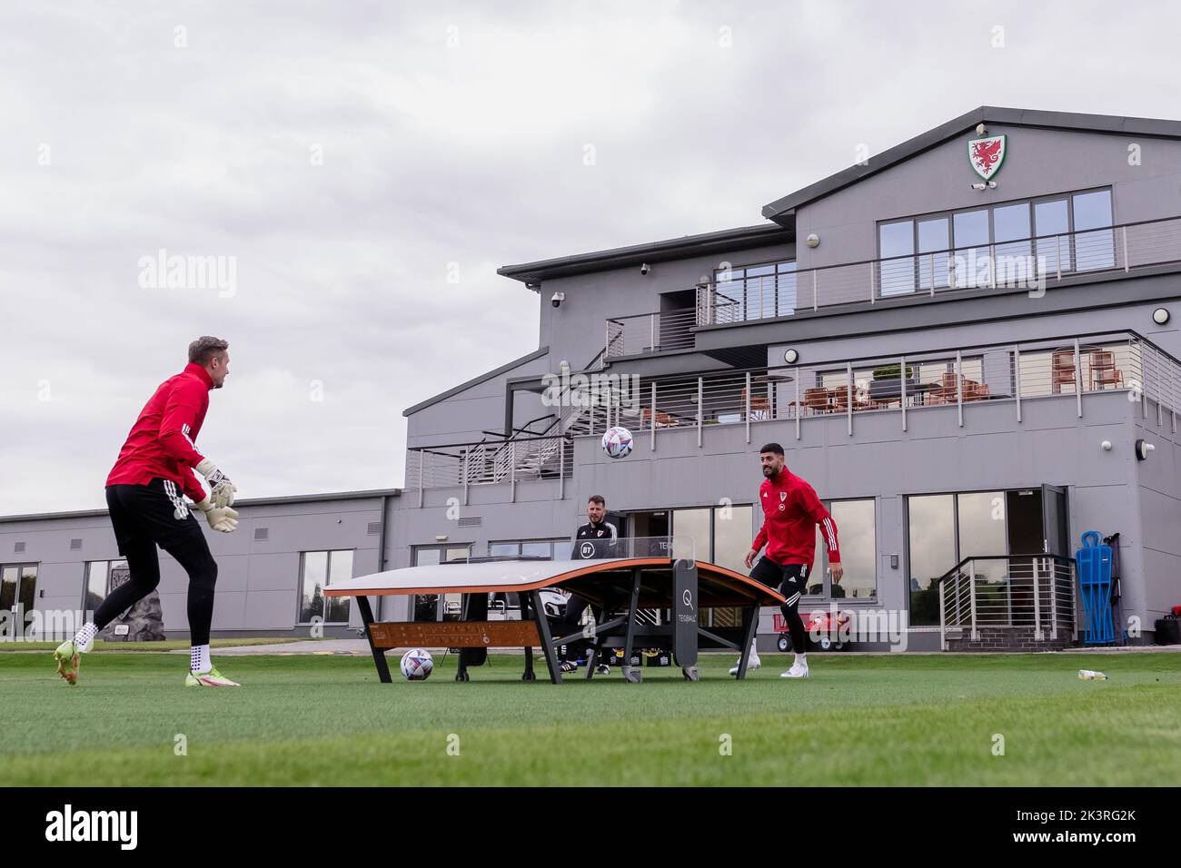 PONTYCLUN, GALLES - 19 SETTEMBRE 2022: Tom King, portiere del Galles, e Wayne Hennessey, portiere del Galles, durante una sessione di allenamento presso il vale resort ah Foto Stock