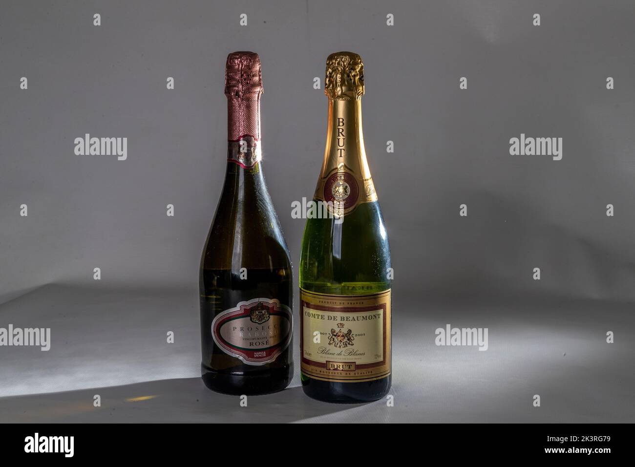 Studio shot di 2 bottiglie complete Comte de Beaumont e Mark & Spencers Proscco su uno sfondo semplice. Foto Stock