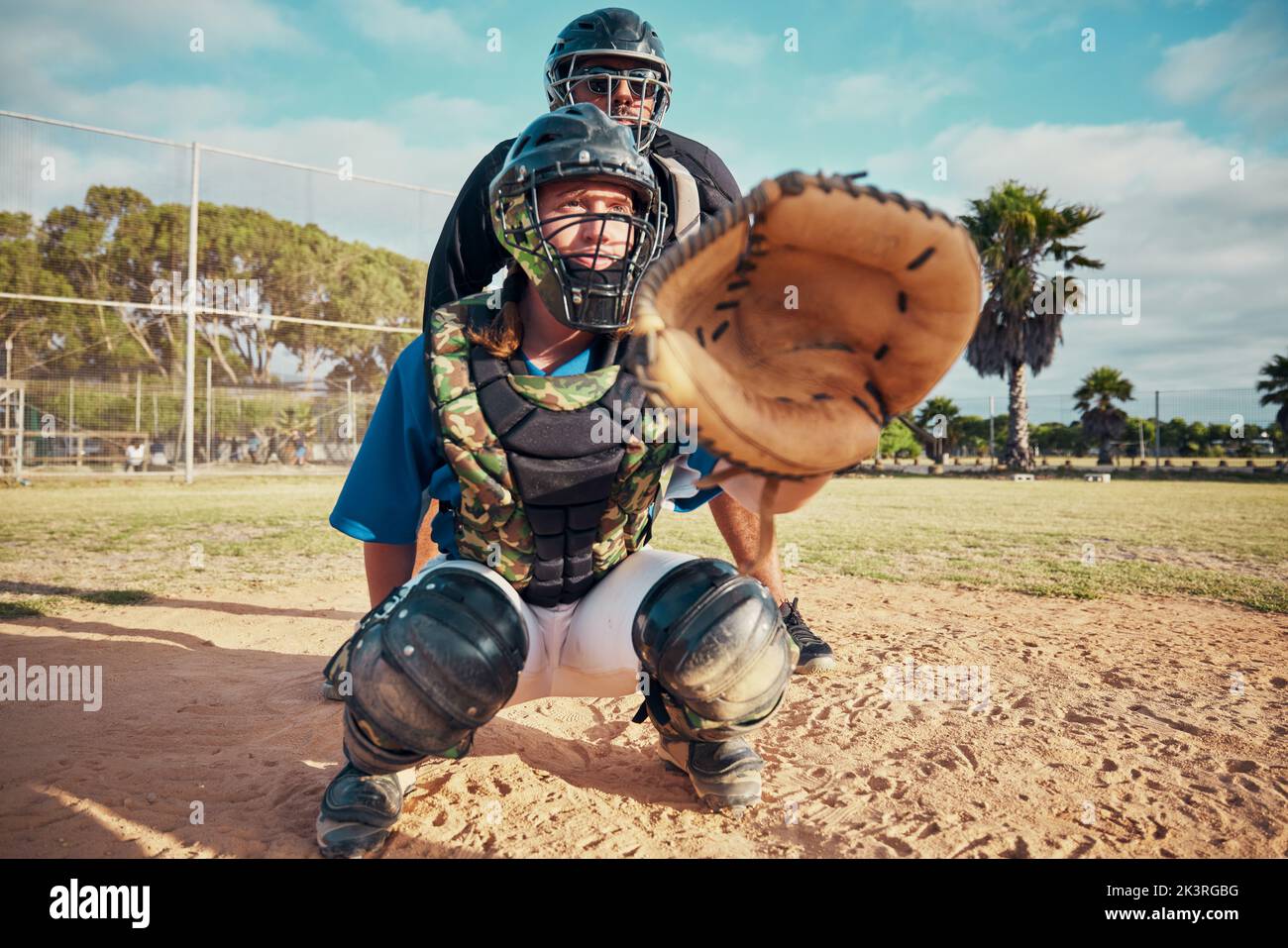 Baseball, sport e squadra allenano un campo sportivo all'aperto durante una partita o una partita di esercizi. Fitness, allenamento e allenamento cardio di un atleta Foto Stock