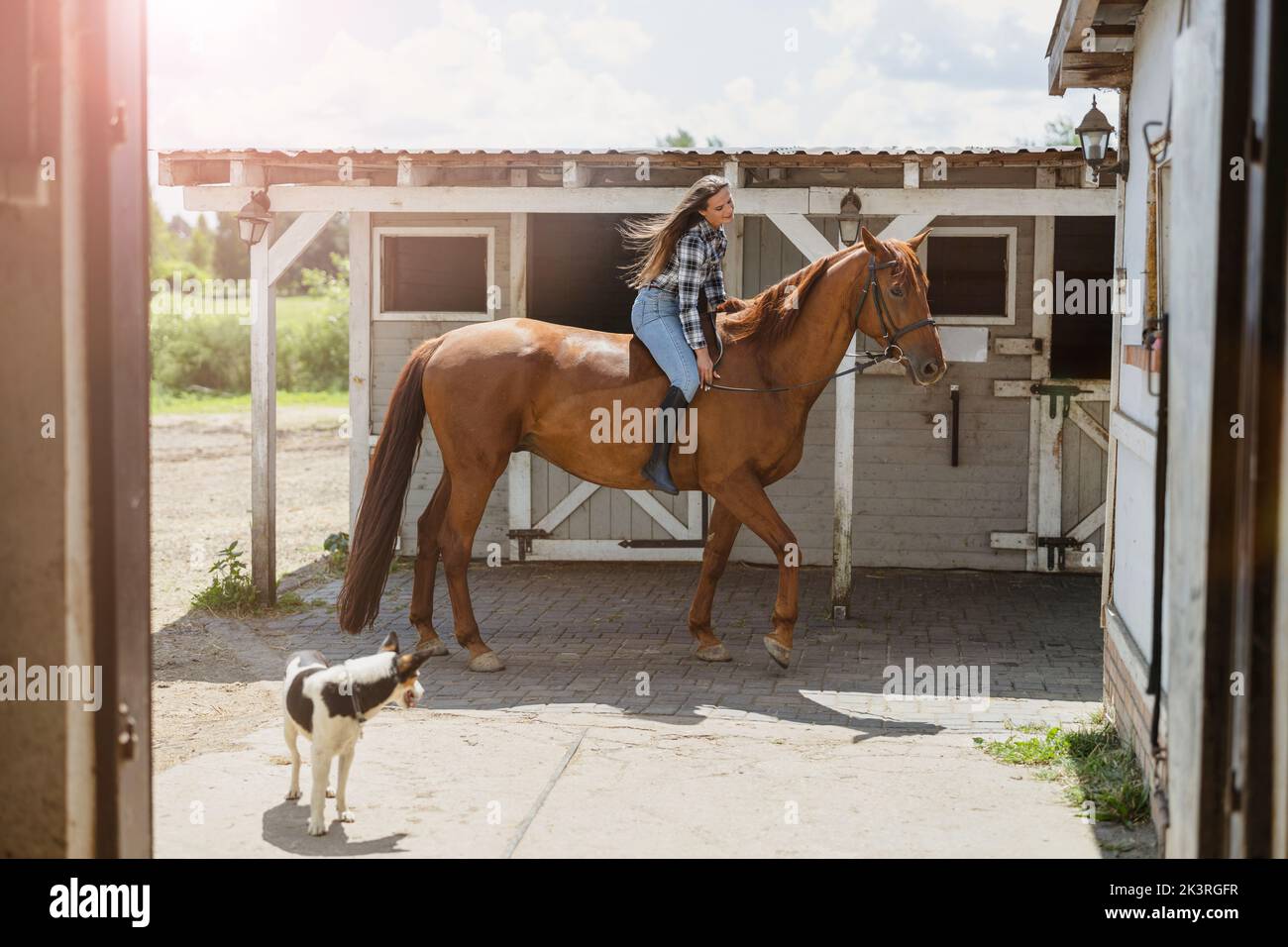 Donna a cavallo in una fattoria Foto Stock