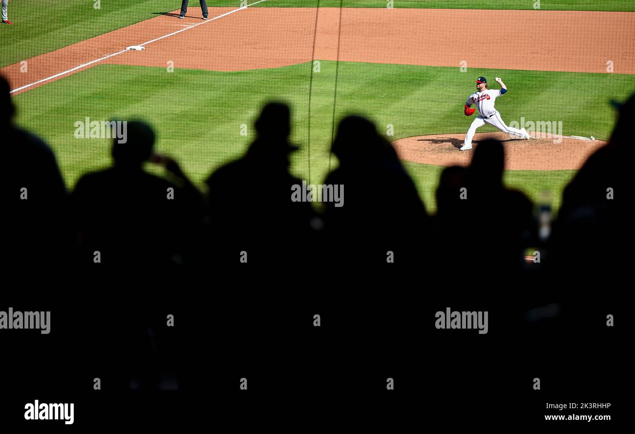 18 settembre 2022: Atlanta Braves Pitcher A.J. Minter offre un campo durante l'ottava edizione di una partita di MLB contro i Philadelphia Phillies al Truist Park di Atlanta, Georgia. Austin McAfee/CSM Foto Stock