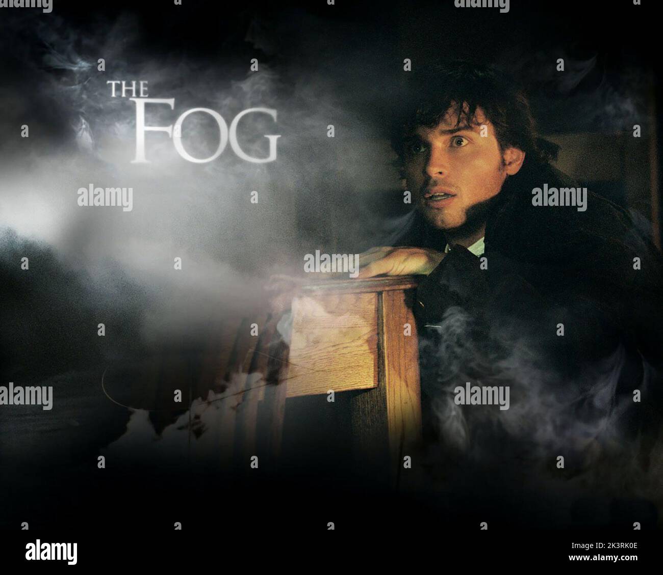 Tom Welling Poster Film: The Fog (2005) regista: Rupert Wainwright 14 ottobre 2005 **AVVERTENZA** questa fotografia è esclusivamente per uso editoriale ed è copyright delle IMMAGINI SONY e/o del fotografo assegnato dalla Film o Production Company e può essere riprodotta solo da pubblicazioni in concomitanza con la promozione del film sopra citato. È richiesto un credito obbligatorio per LE FOTO SONY. Il fotografo deve essere accreditato anche quando è noto. Nessun uso commerciale può essere concesso senza autorizzazione scritta da parte della Film Company. Foto Stock