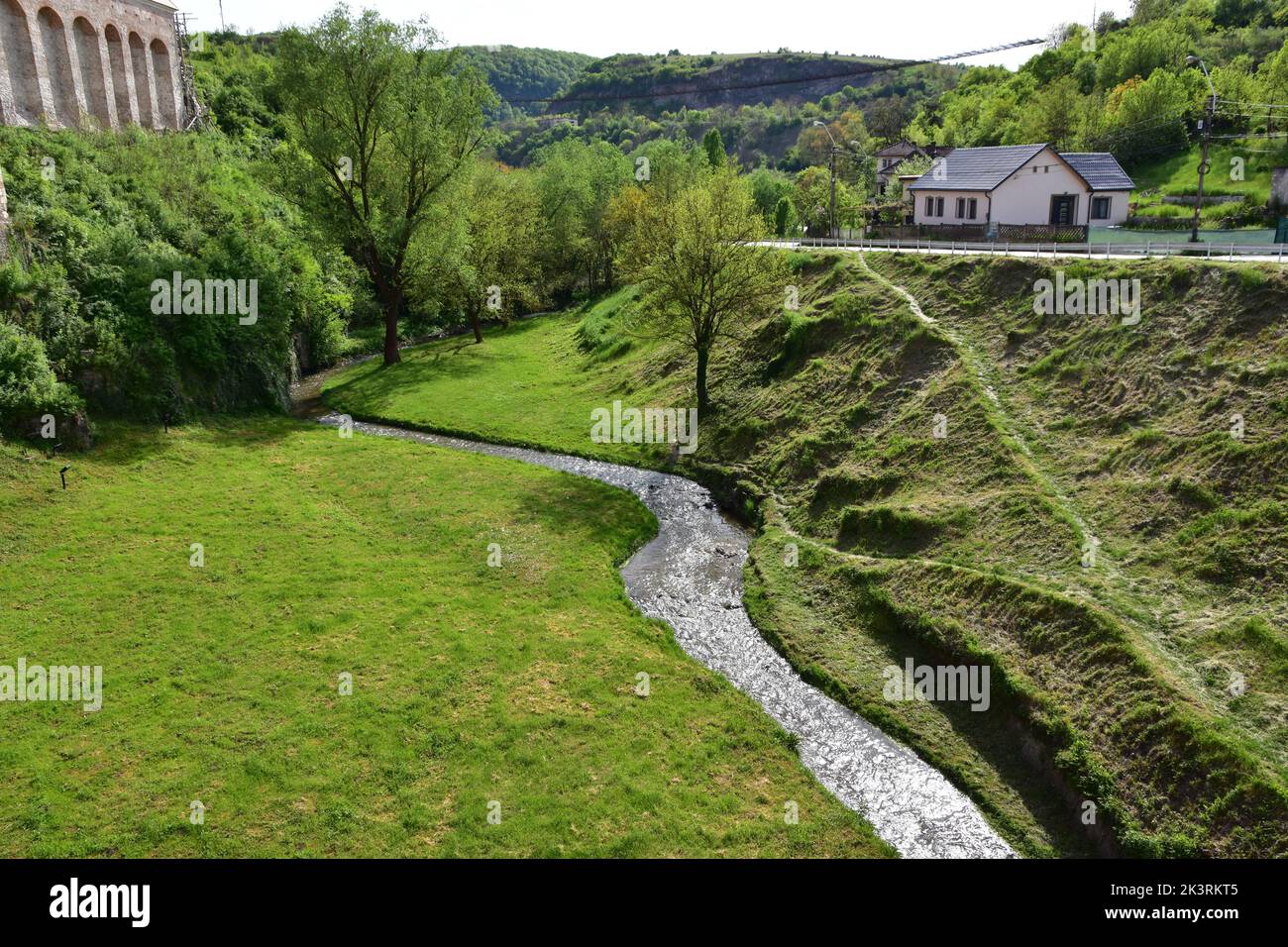 Vista dal ponte di legno al Castello di Corvin, conosciuto anche come Castello di Hunyadi o Castello di Hunedoara, un castello gotico-rinascimentale a Hunedoara, Romania Foto Stock