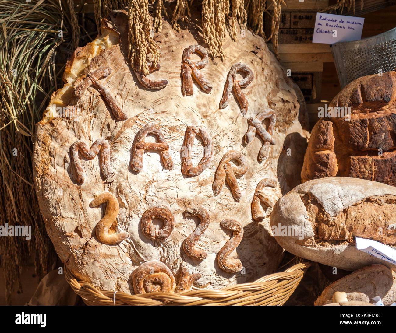 L'iscrizione Terra Madre 2022 su una pagnotta rotonda di pane Foto Stock