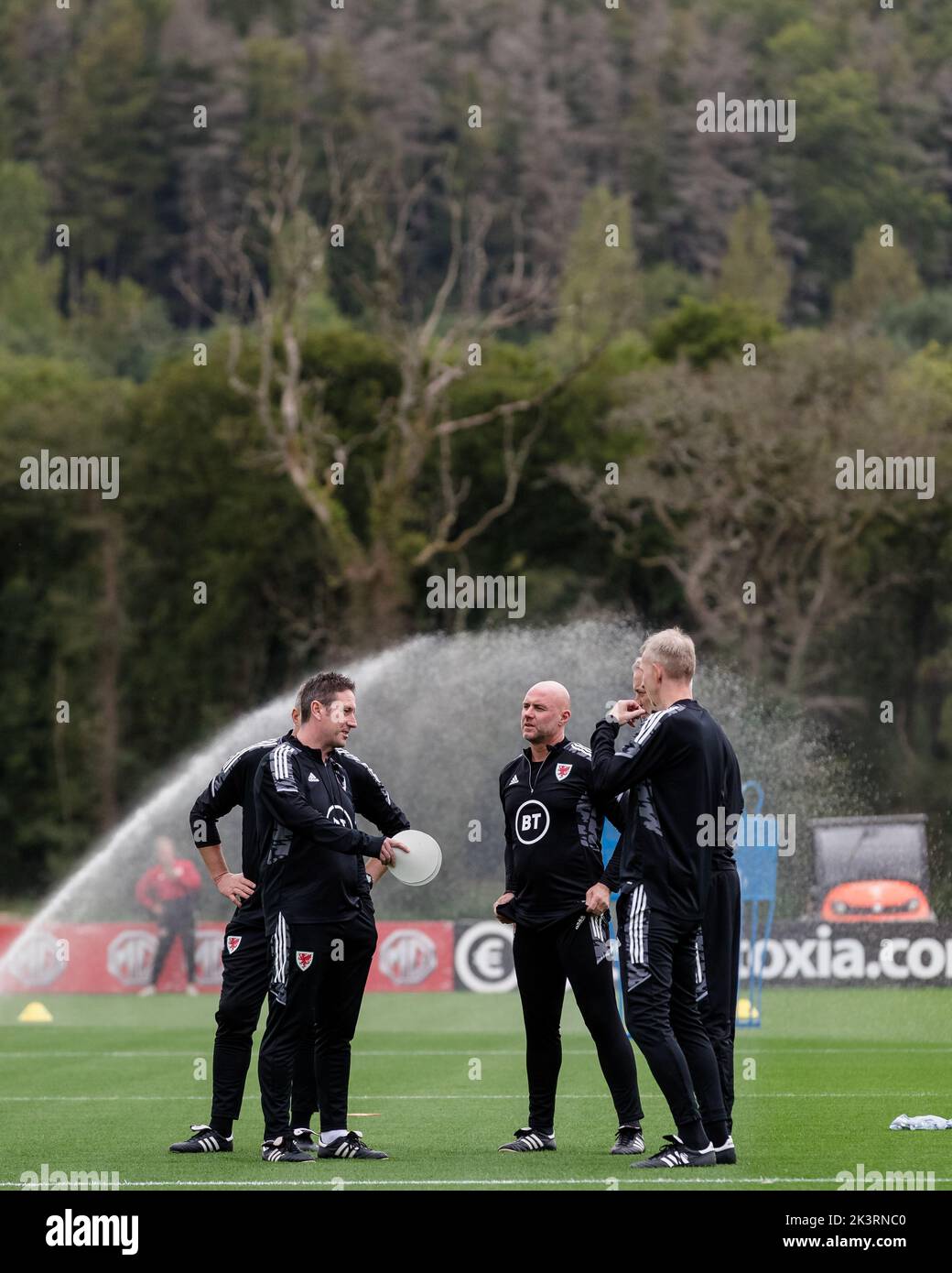 PONTYCLUN, GALLES - 19 SETTEMBRE 2022: Wales’ Coach Kit Symons, Wales’ Goalkeepers’ Coach Tony Roberts, Wales’ Head of Performance Tony Strudwick, Wale Foto Stock