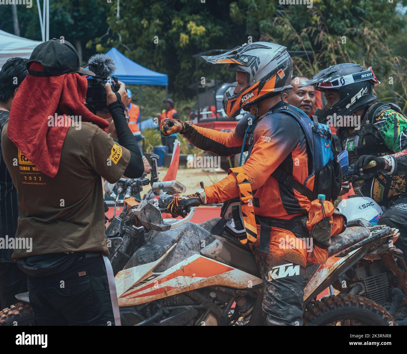 Pahang, Malesia - 24 settembre 2022 motociclista dall'Australia alla linea finale di Rimba RAID evento. Foto Stock