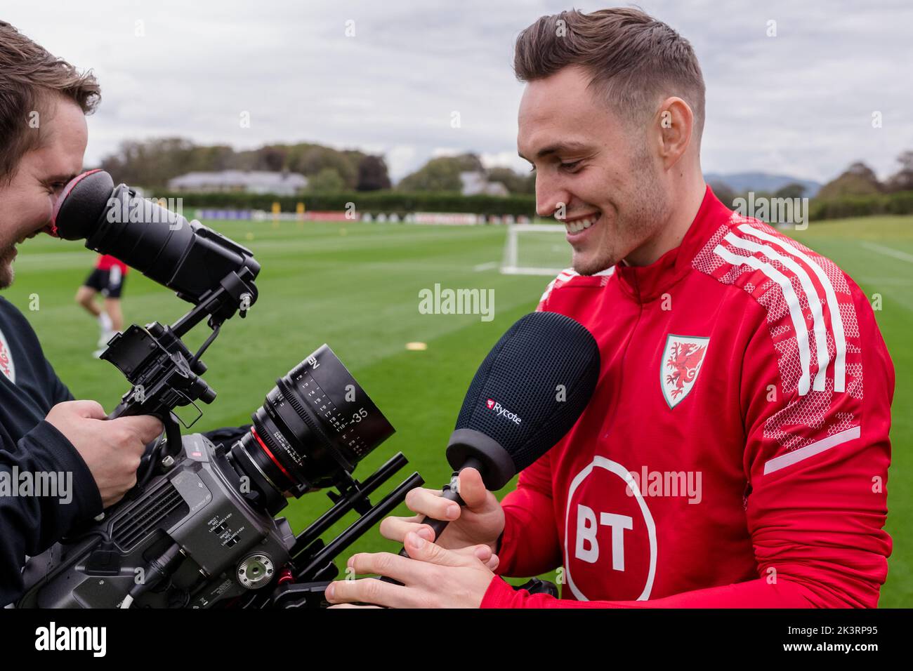 PONTYCLUN, GALLES - 19 SETTEMBRE 2022: Connor Roberts del Galles e il videografo televisivo FAW Nathan Williamsdurante una sessione di formazione presso il resort vale in anticipo Foto Stock